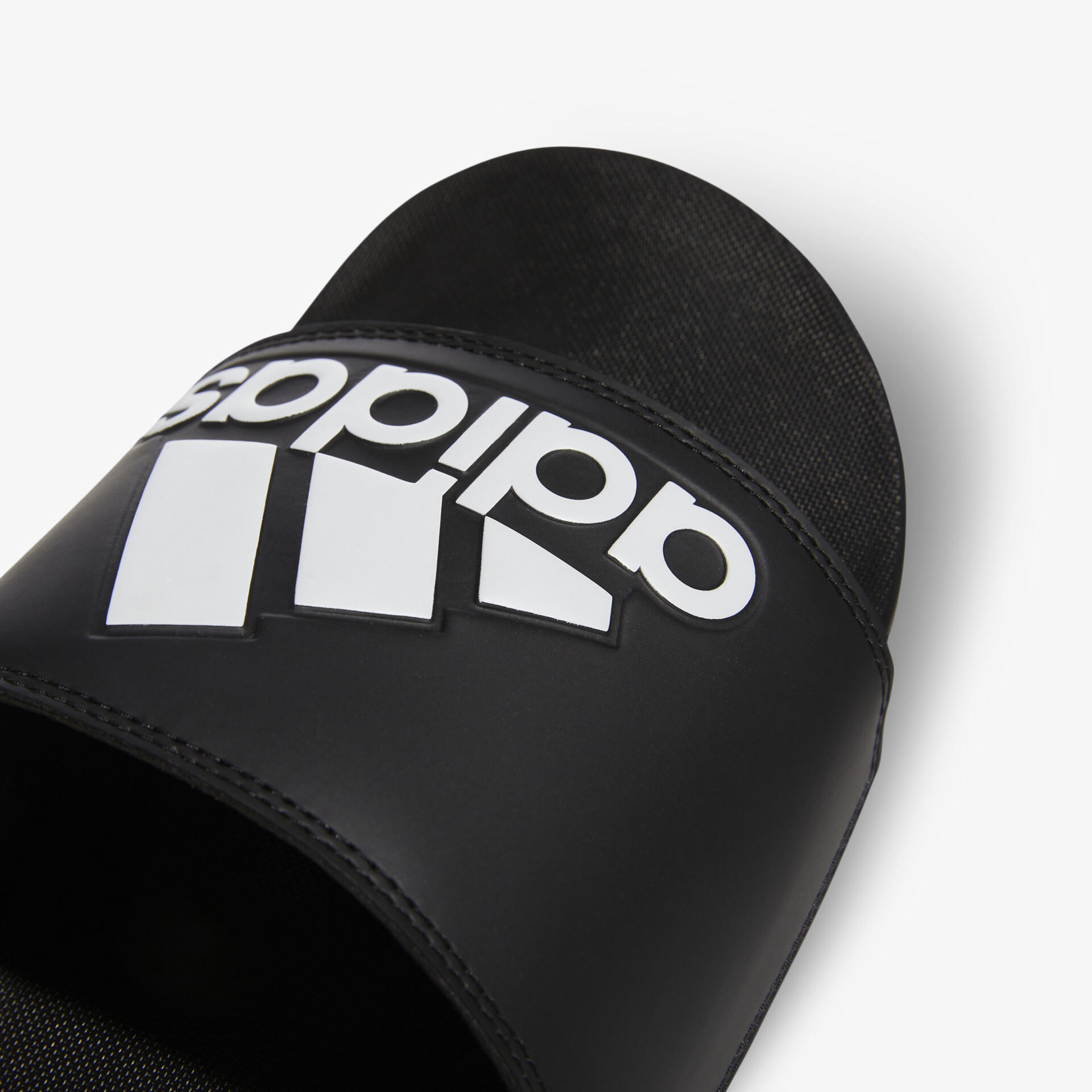 Schwarzer Schuh mit großem weißen Logo, weiches Material und bequeme Passform im Detail sichtbar