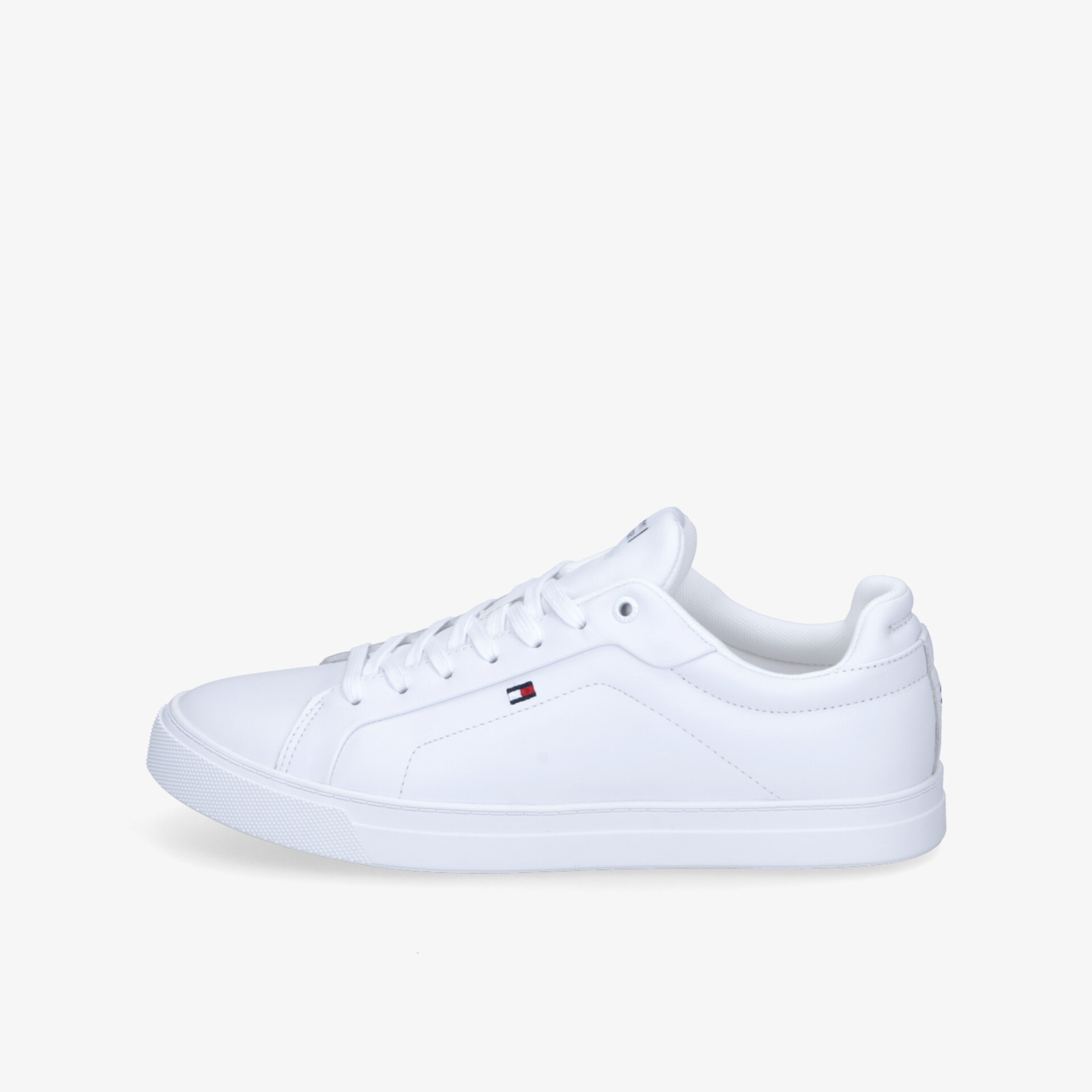 Weißer Sneaker mit sportlichem, leichtem und bequemem Design, langlebiger robuster Sohle und klassischem Stil seitlich gezeigt