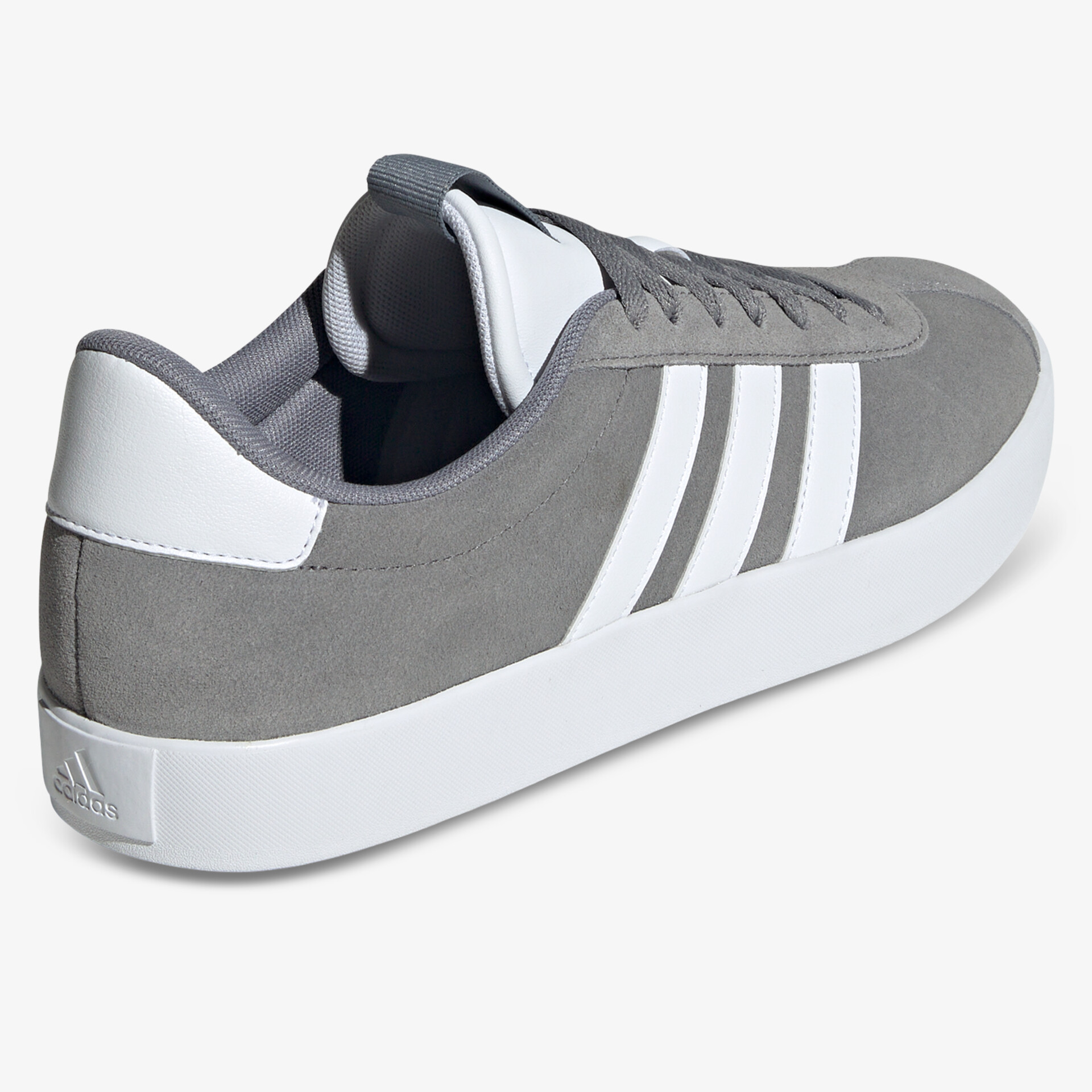 Moderner grauer Sneaker mit weißer Sohle und Schnürung, sportlich und bequem gestaltet