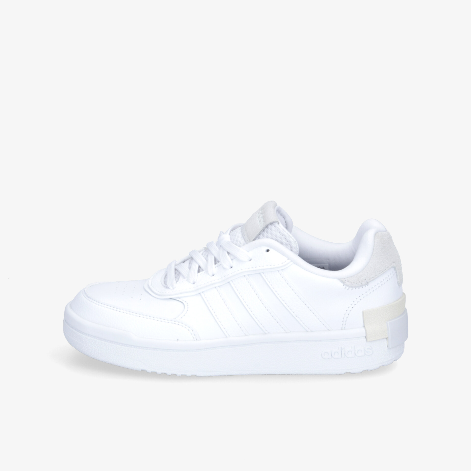 Seitliche Ansicht eines weißen sportlichen Sneakers mit modernem Design und bequemer, robuster Verarbeitung