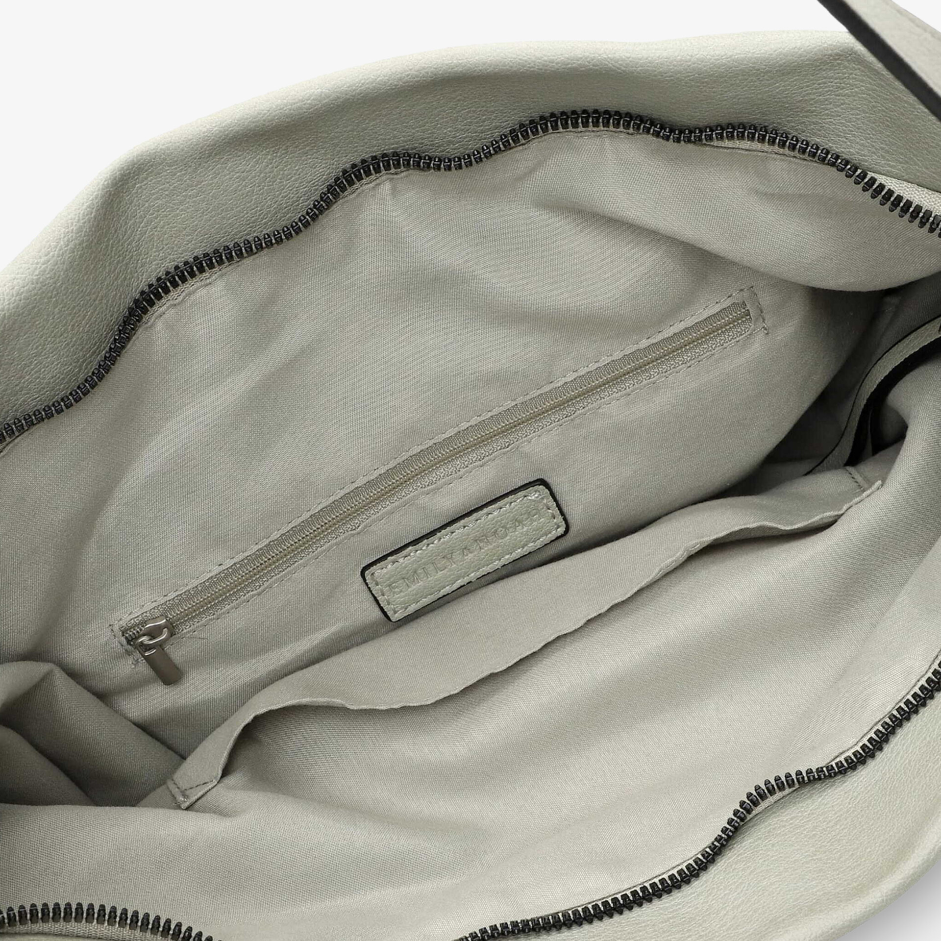 Detailaufnahme eines geräumigen, fein genähten Innenfutters mit praktischem Reißverschlussfach und hochwertigem Material