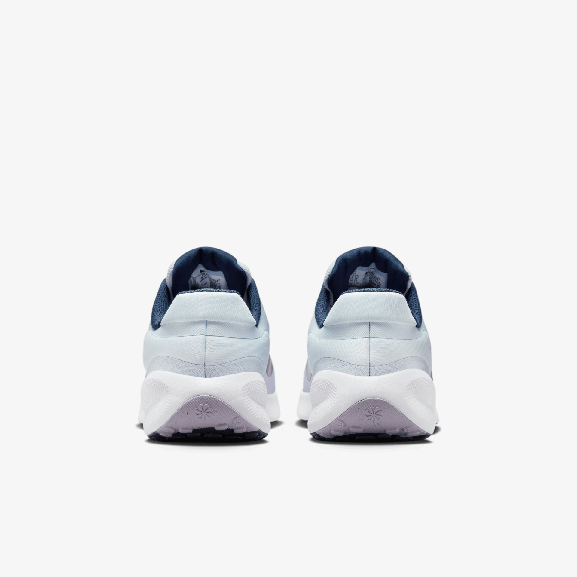 Leichte, atmungsaktive Sportschuhe mit gedämpfter Sohle und modernem Design in Rückansicht