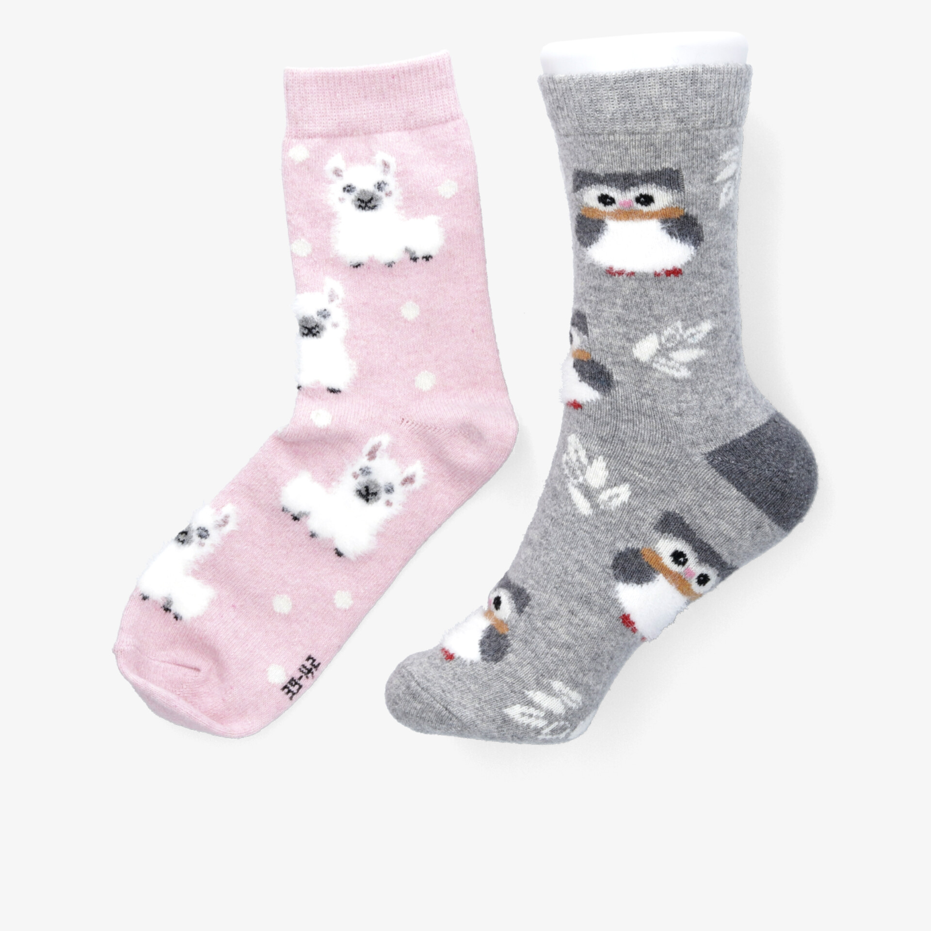 Weiche, bequeme Socken mit bunten Tiermotiven in rosa und grau, perfekt für gemütliche Tage