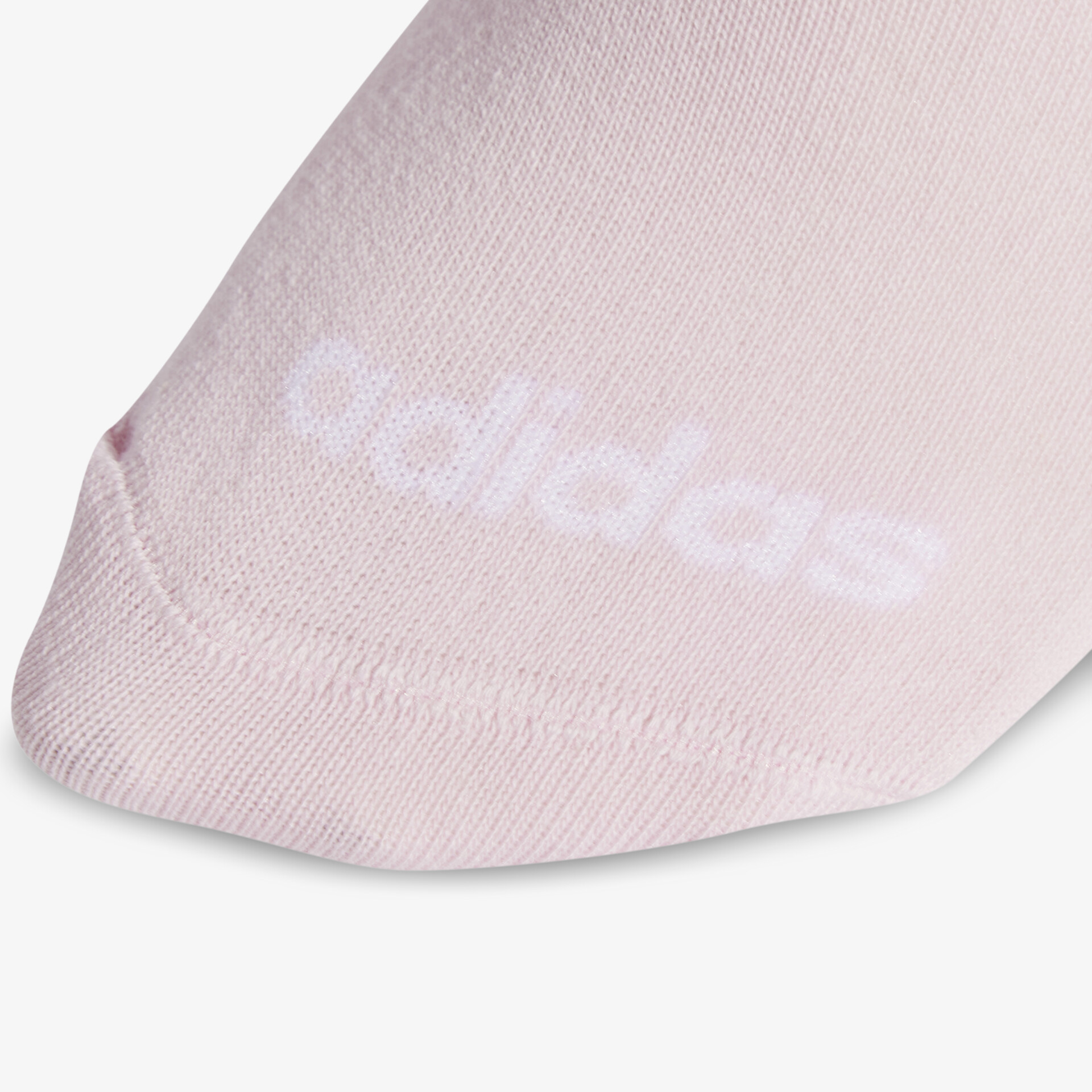 Detaillierte Nahaufnahme einer weichen, elastischen rosa adidas Socke mit angenehmem Tragekomfort