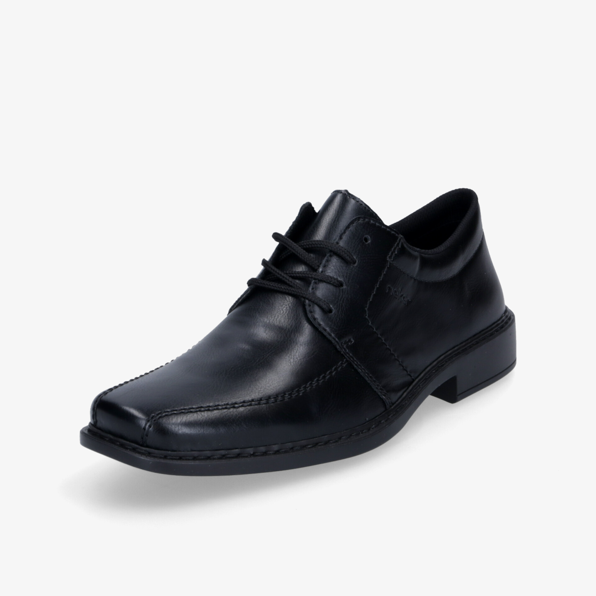 Eleganter schwarzer Leder-Halbschuh in schräger Vorderansicht für stilvollen und bequemen Auftritt