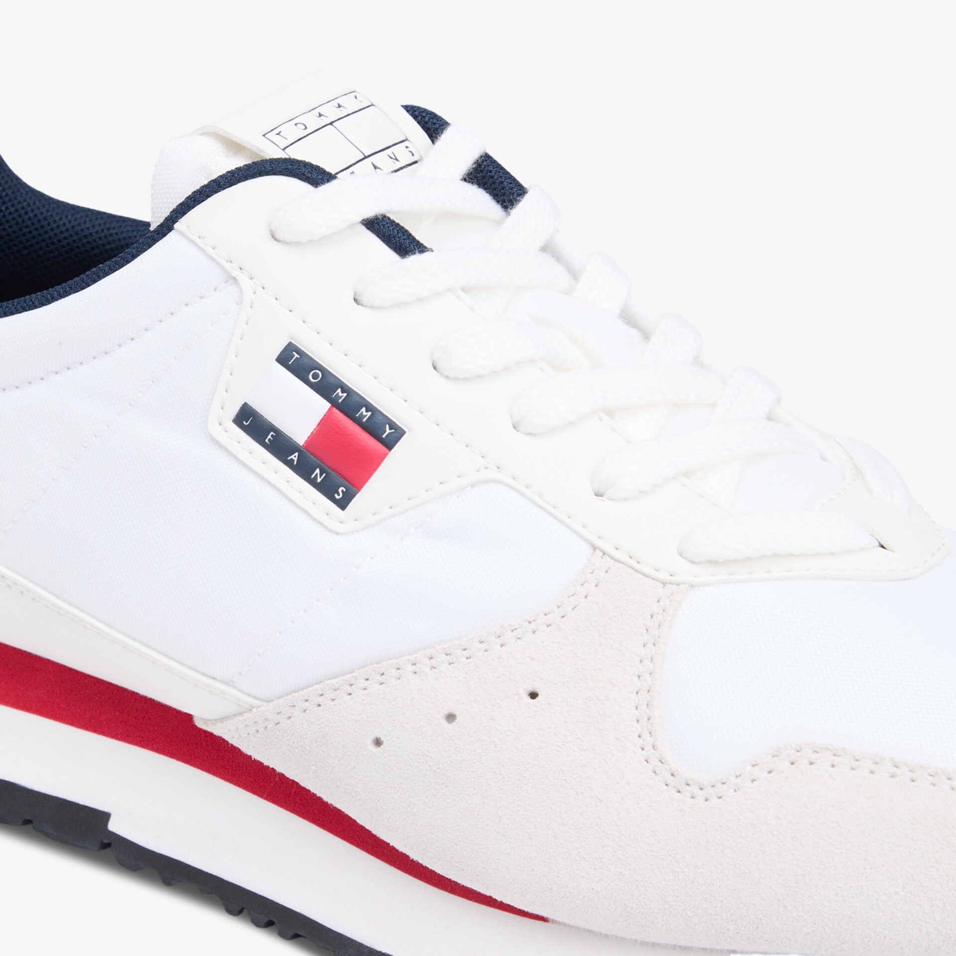 Moderner weißer Sneaker mit farbigem Akzent, bequemer Frontansicht, sportliches Design mit Schnürung