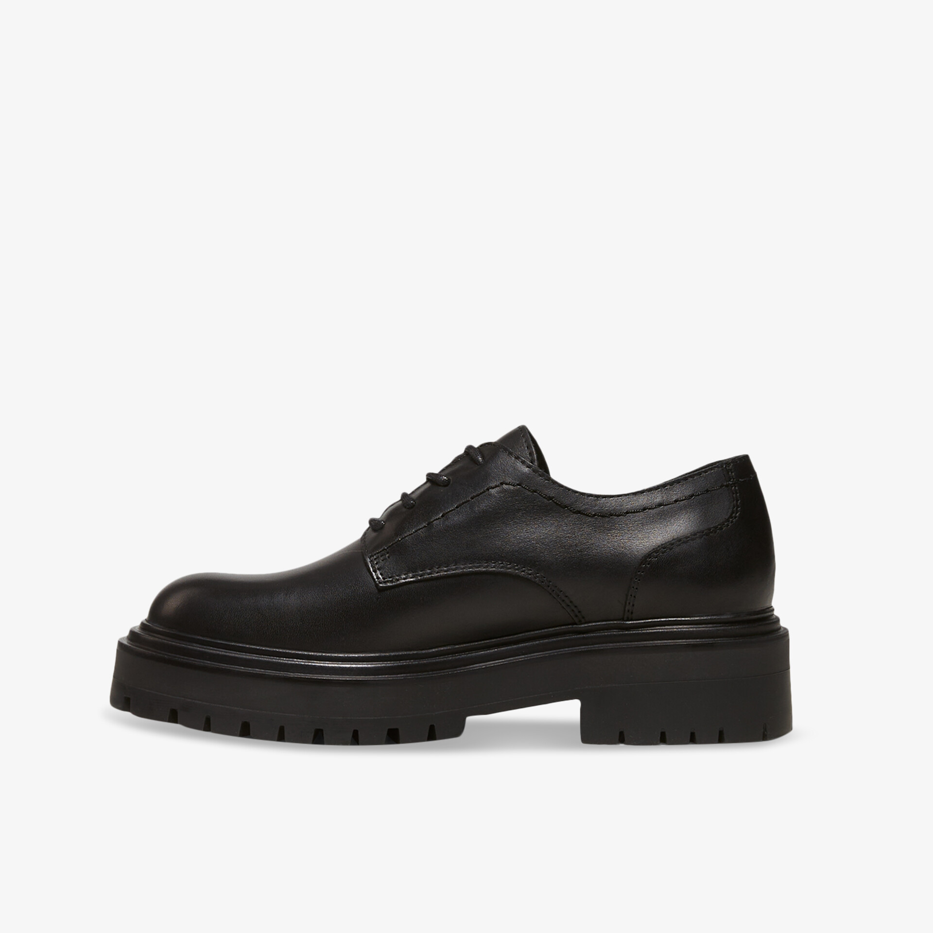 Elegant und robust, schwarze Leder-Schnürschuhe mit markanter Sohle, ideal für stilvolle Anlässe.