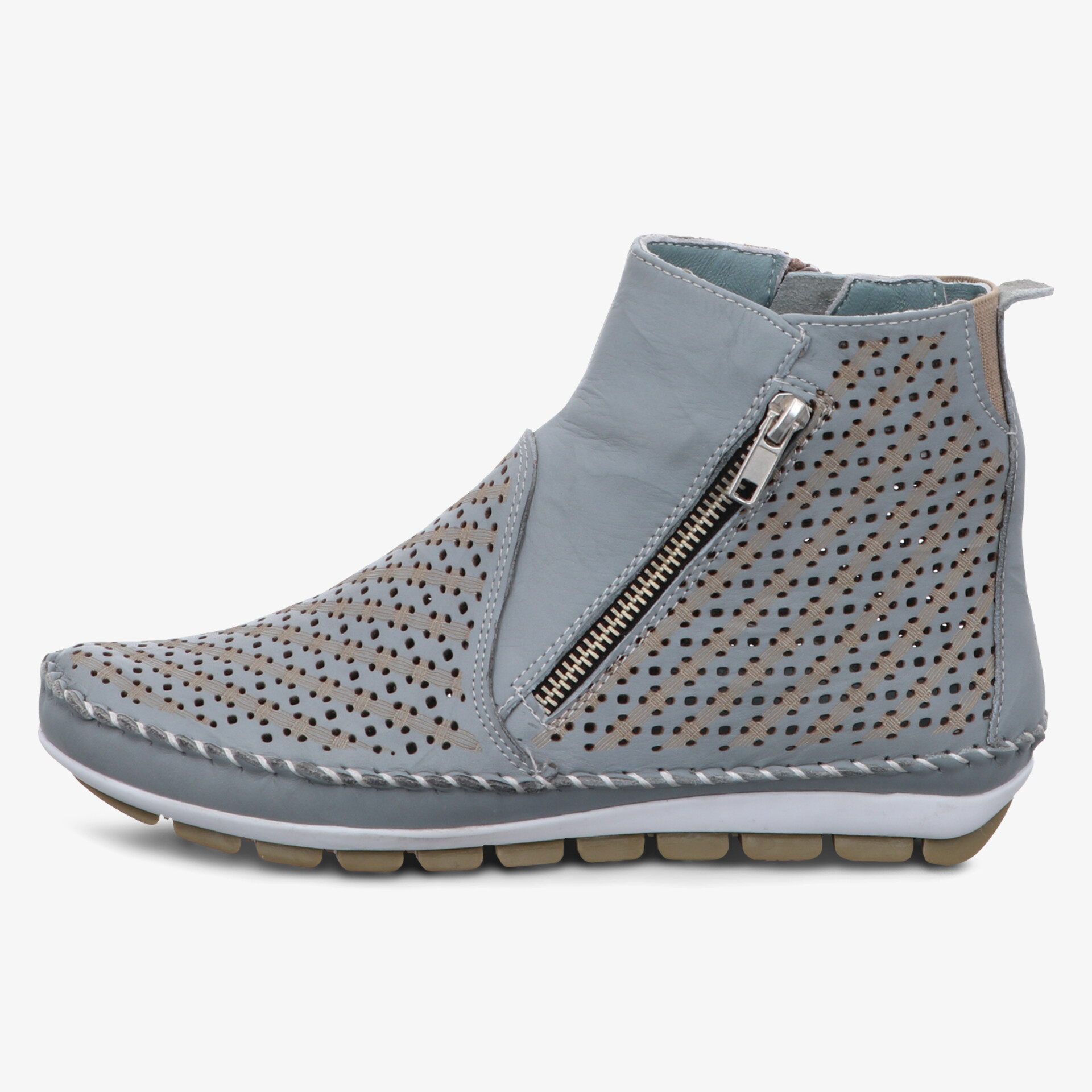 Moderner Schuh mit perforiertem Design und praktischem Reißverschluss, ideal für Freizeit und Komfort.