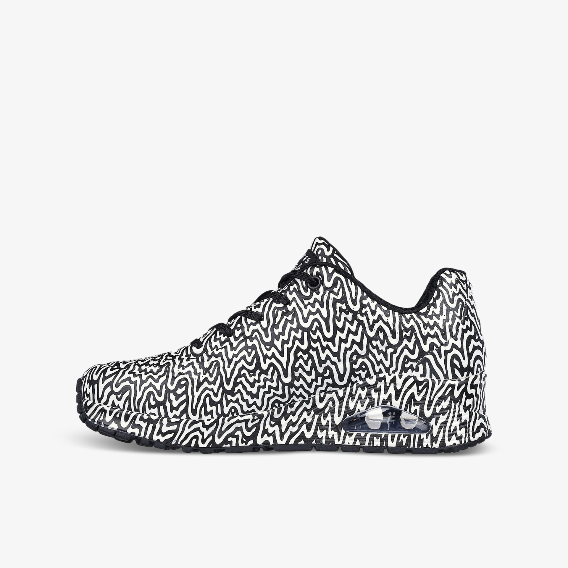 Seitliche Ansicht eines leichten Sneakers mit dynamischem schwarz-weiß Muster, atmungsaktiv und komfortabel