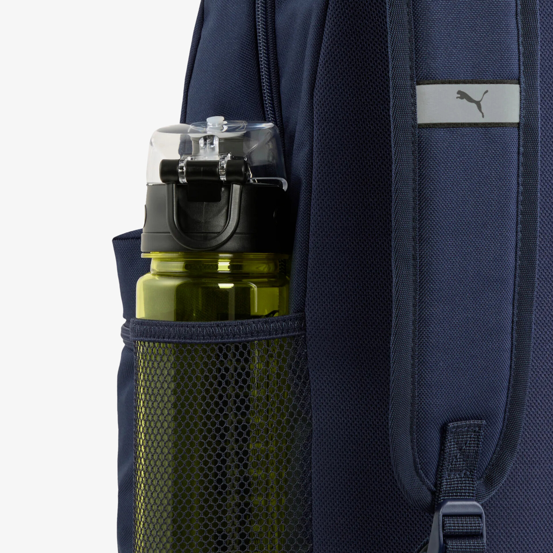 Detailaufnahme einer robusten Seitentasche eines Rucksacks mit eingesetzter Wasserflasche für praktischen Stauraum