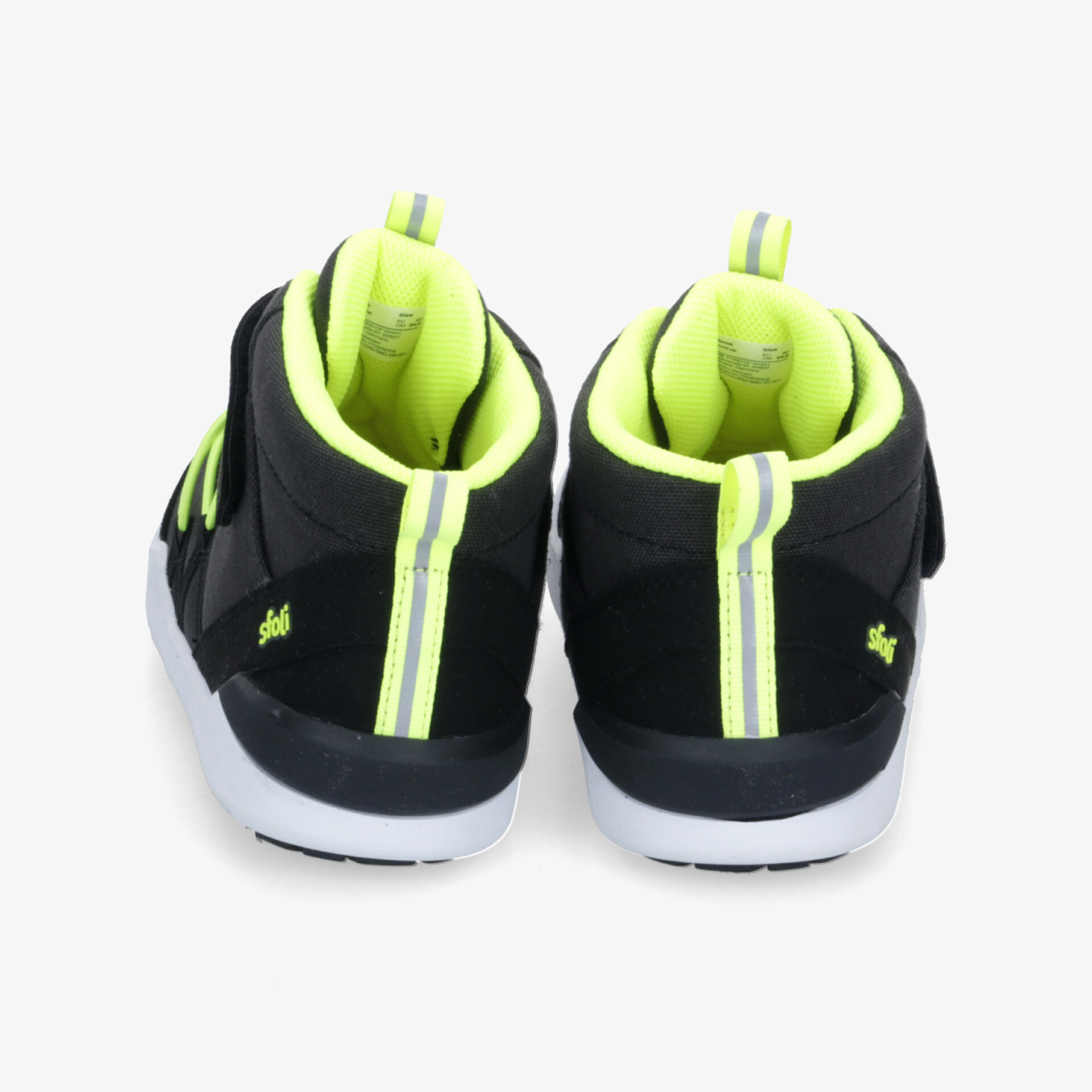 Schwarze Sportschuhe mit neonfarbigen Akzenten und gepolstertem Schaft von hinten für optimalen Tragekomfort