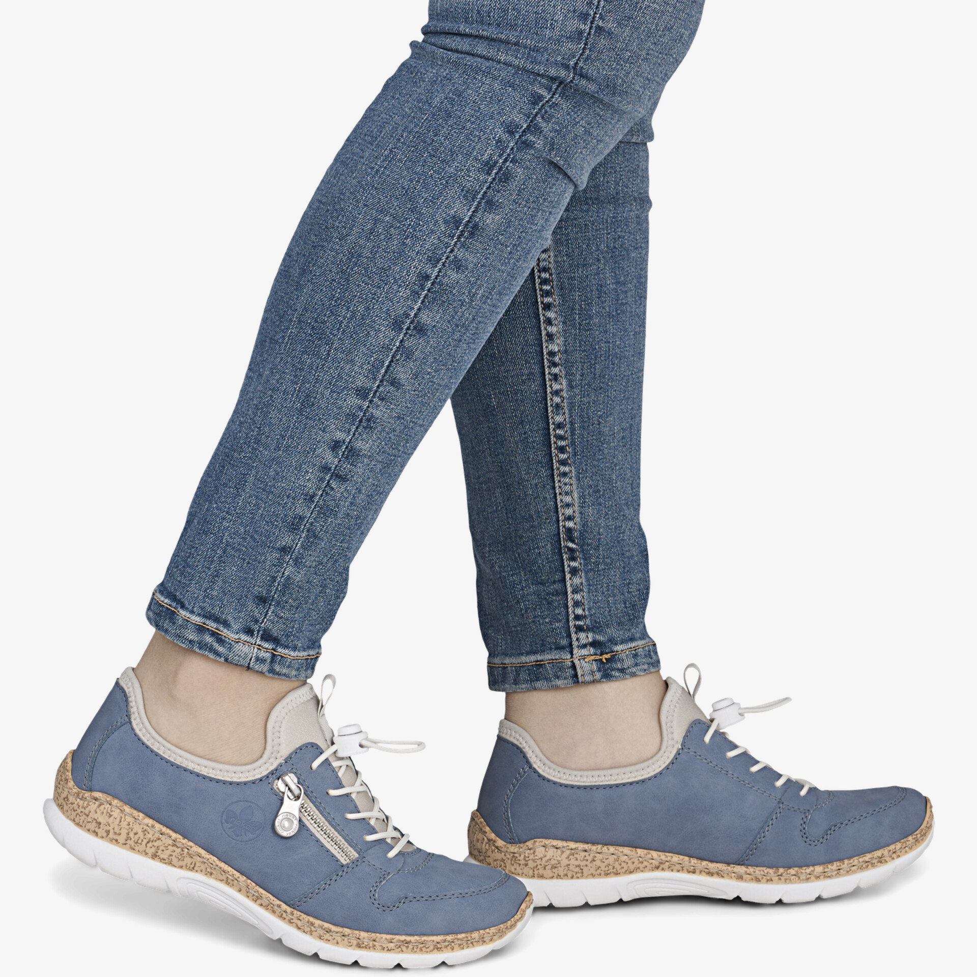 Blaue Schuhe mit sportlichem Stil und Reißverschluss, getragen zu Jeans