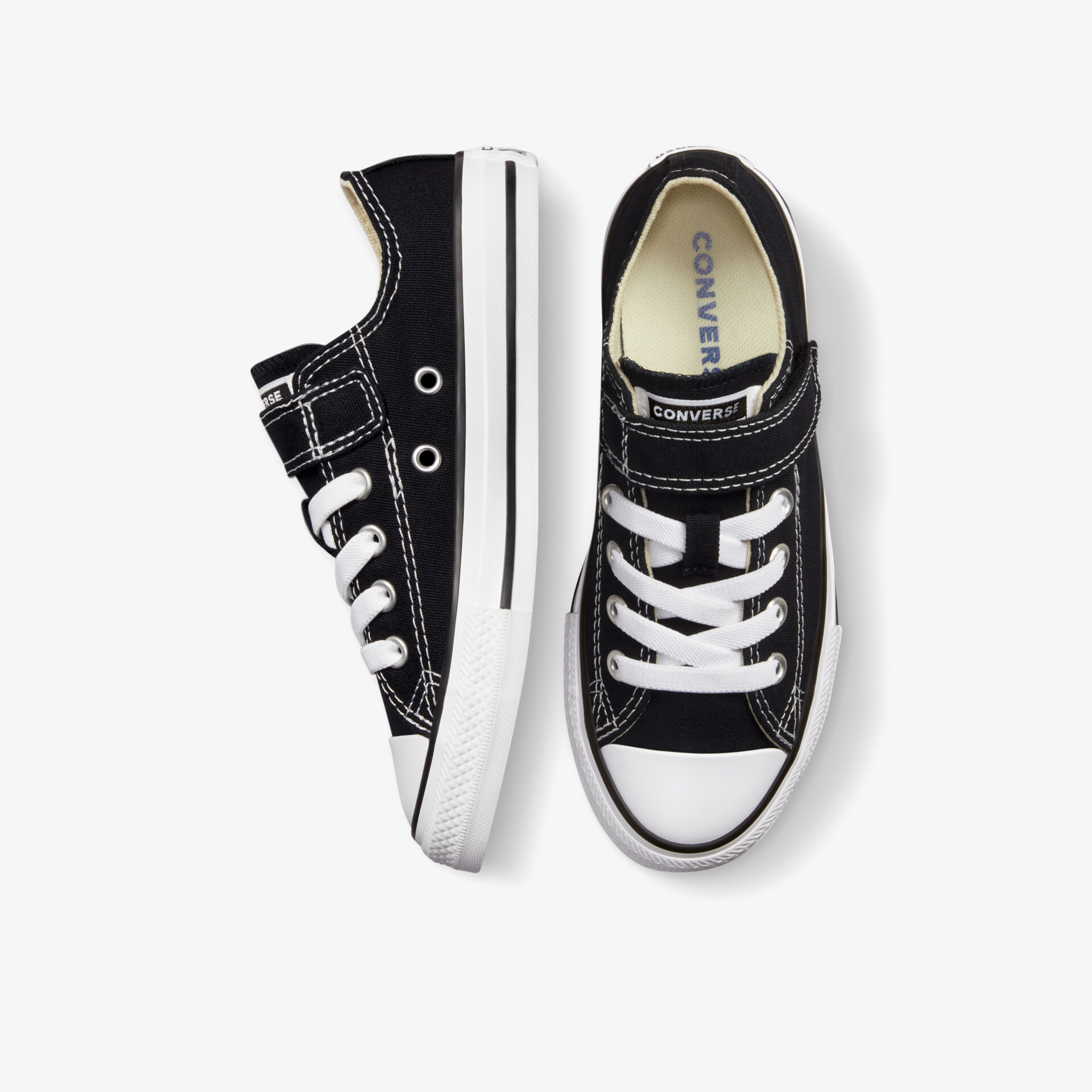 Schwarze Sneaker mit Klettverschluss und Schnürsenkeln für stilvollen und bequemen Tragekomfort.