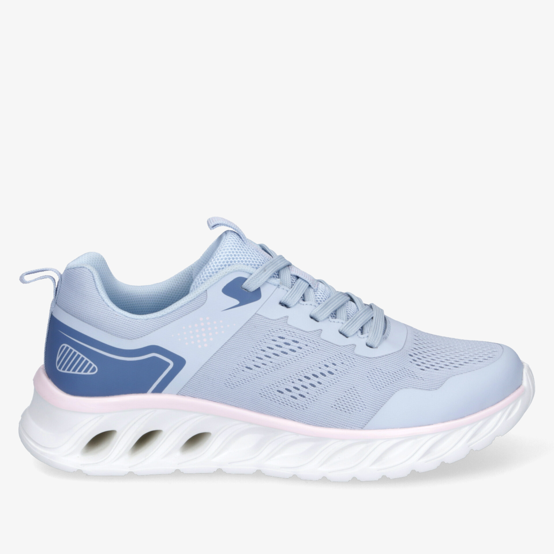 Leichter, atmungsaktiver Sportschuh in Hellblau mit weißer Sohle und flexiblem Sohlenprofil, seitliche Ansicht