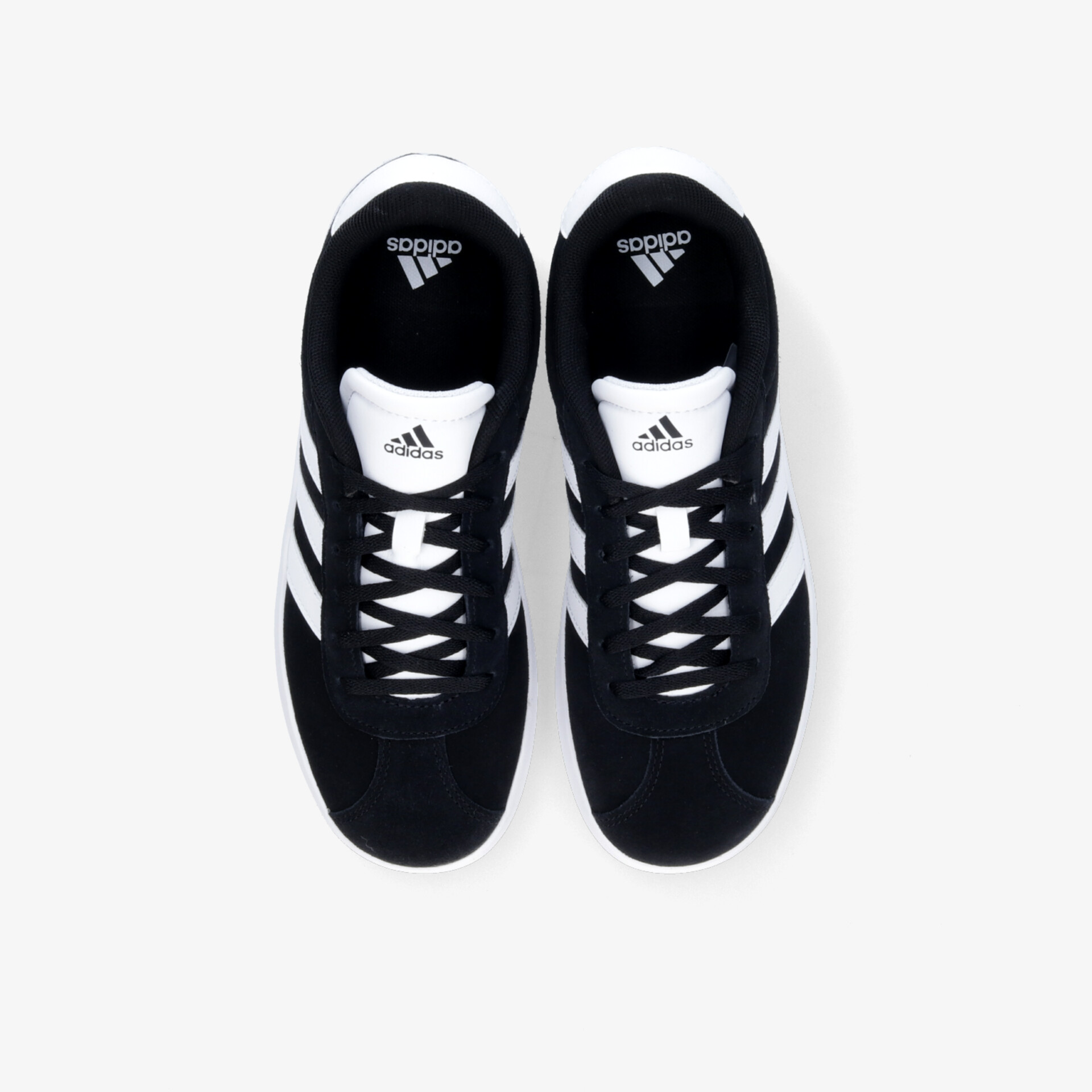 Schwarze und weiße Sportschuhe als Paar, bequem und robust, mit rutschfester Sohle, top Draufsicht