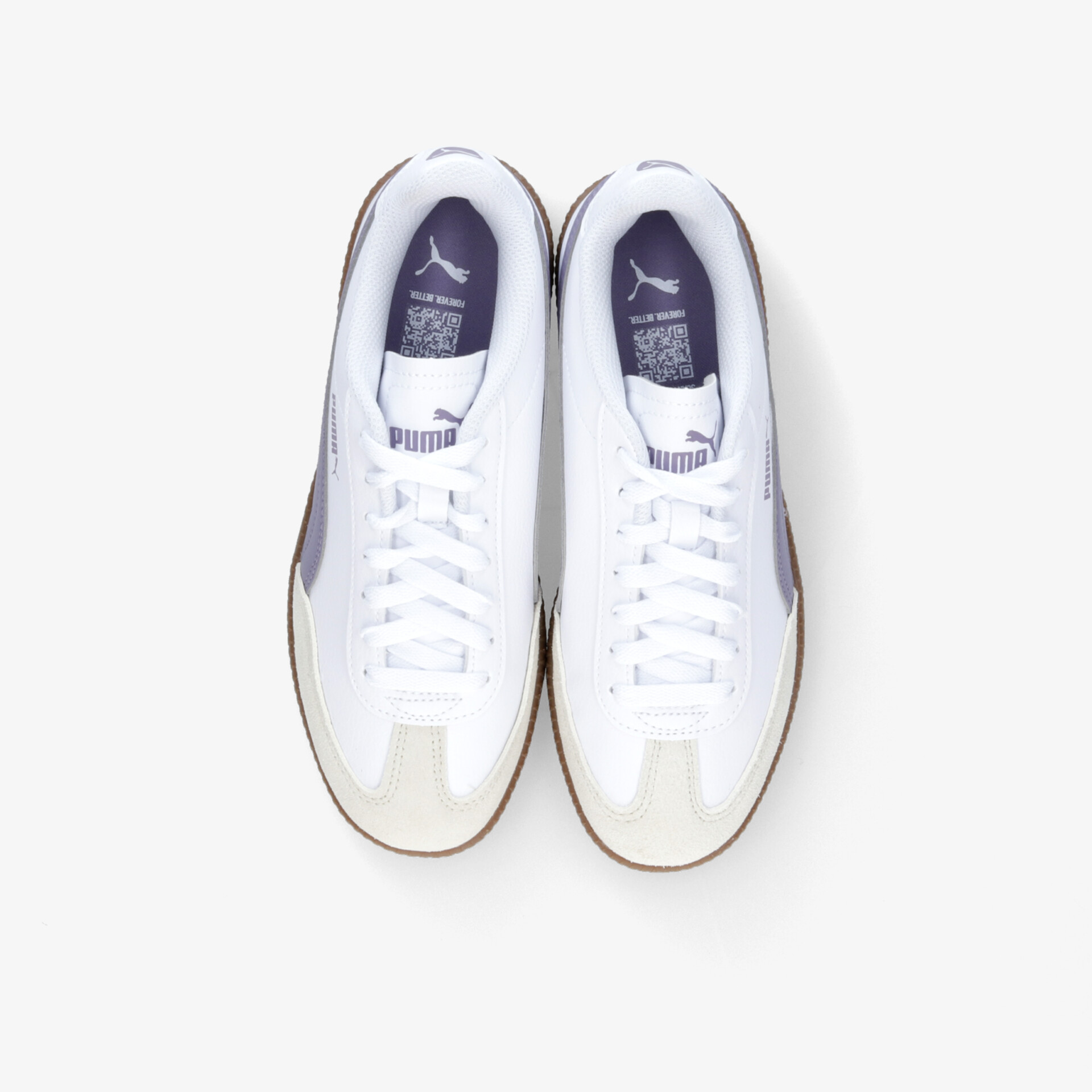 Weißes Sneakerpaar in Draufsicht, sportlich, bequem und leicht mit klassischem zeitlosem Design