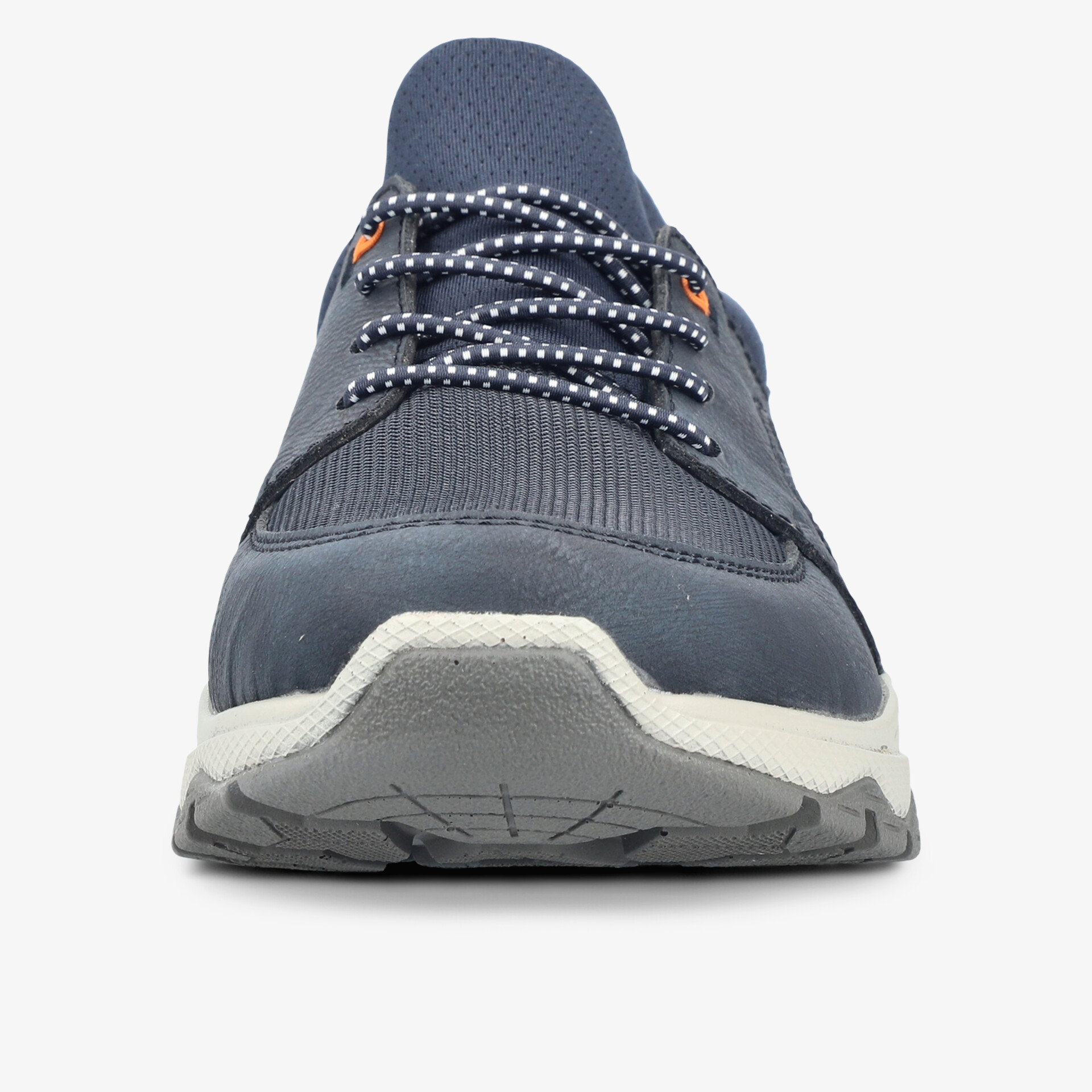 Sportlicher Schuh in Frontansicht mit atmungsaktivem Material und rutschfester Sohle