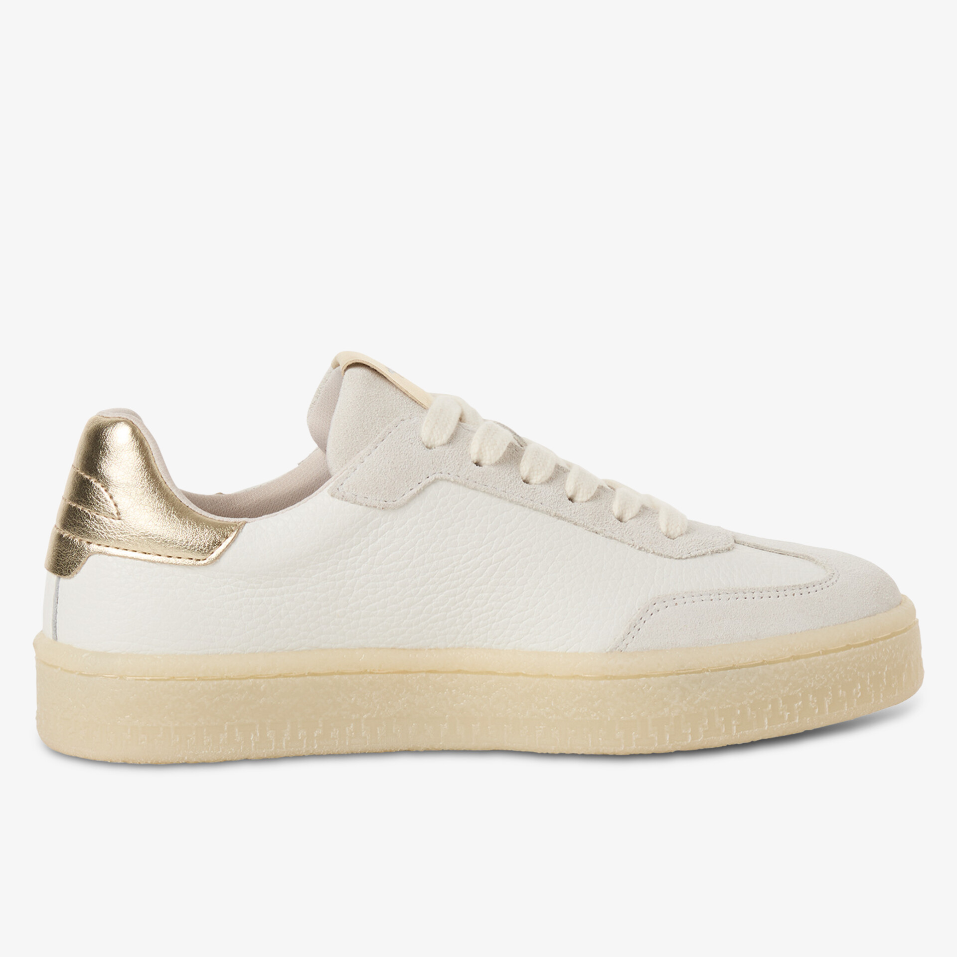 Moderner weißer Sneaker mit goldenem Fersenakzent und robuster hellbeiger Sohle, klar seitliche Ansicht
