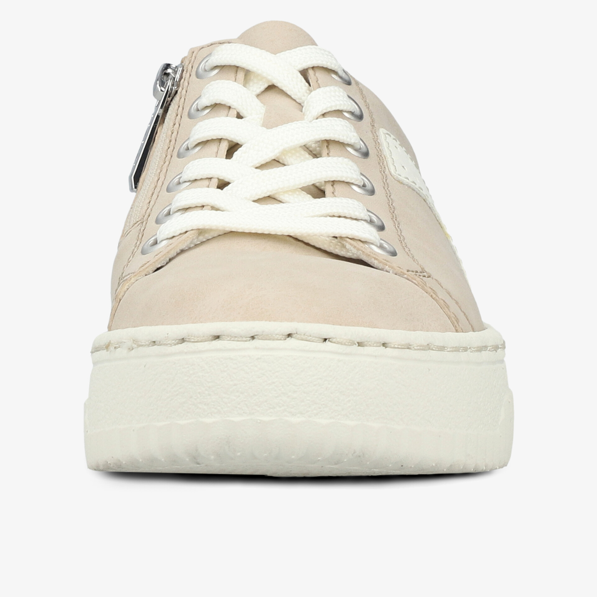 Cremefarbener Sneaker mit dicker Sohle und klassischer Schnürung frontal gezeigt