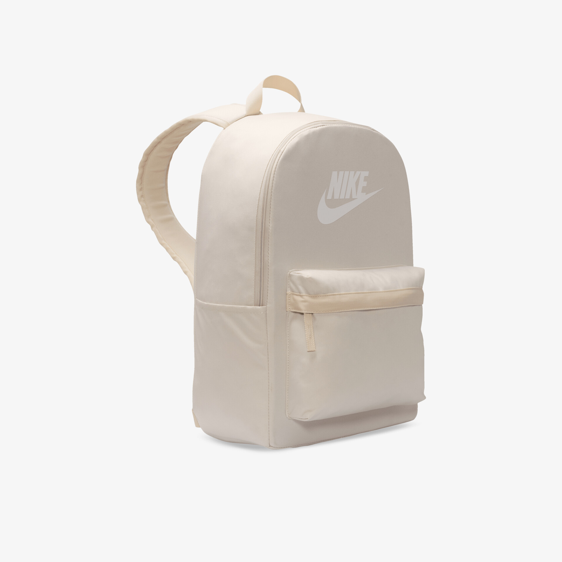 Beiger Nike Rucksack in Frontansicht mit großem Stauraum und strapazierfähigem Material, ideal für Alltag und Freizeit