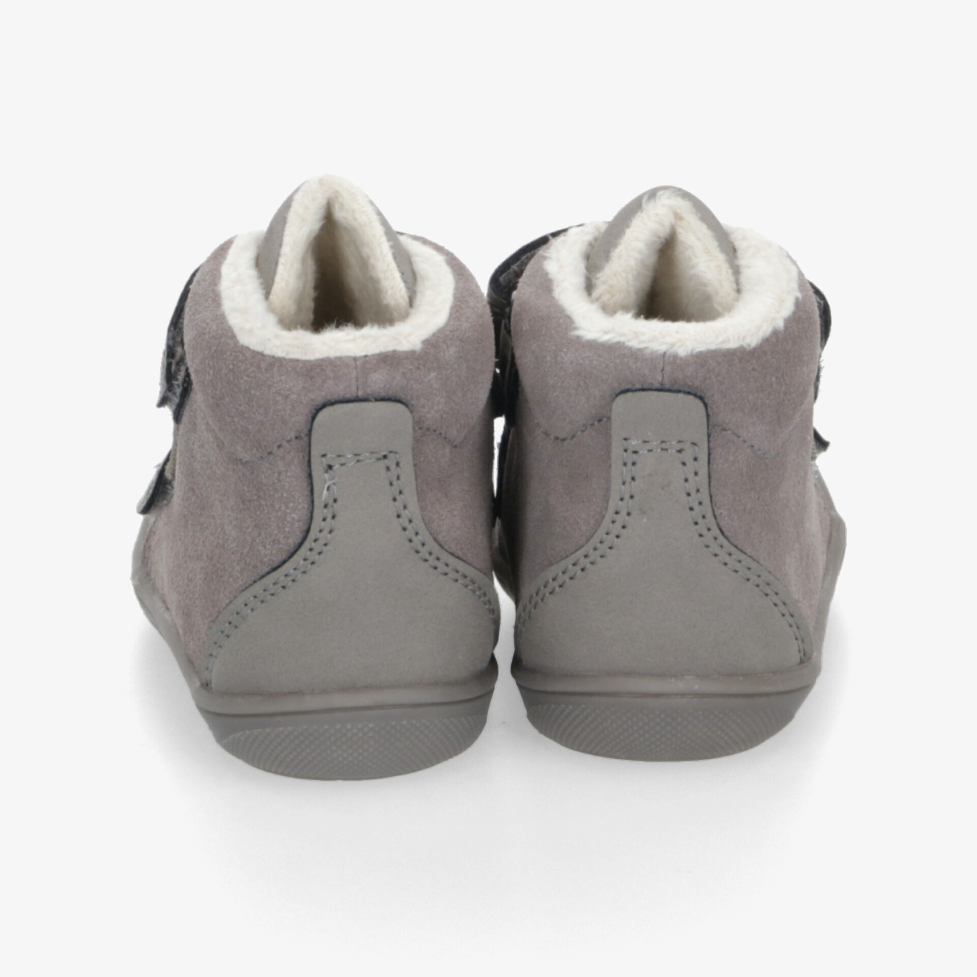 Rückansicht von grauen Schuhen mit weichem, flauschigem Innenfutter und robustem Außenmaterial für angenehmen Tragekomfort
