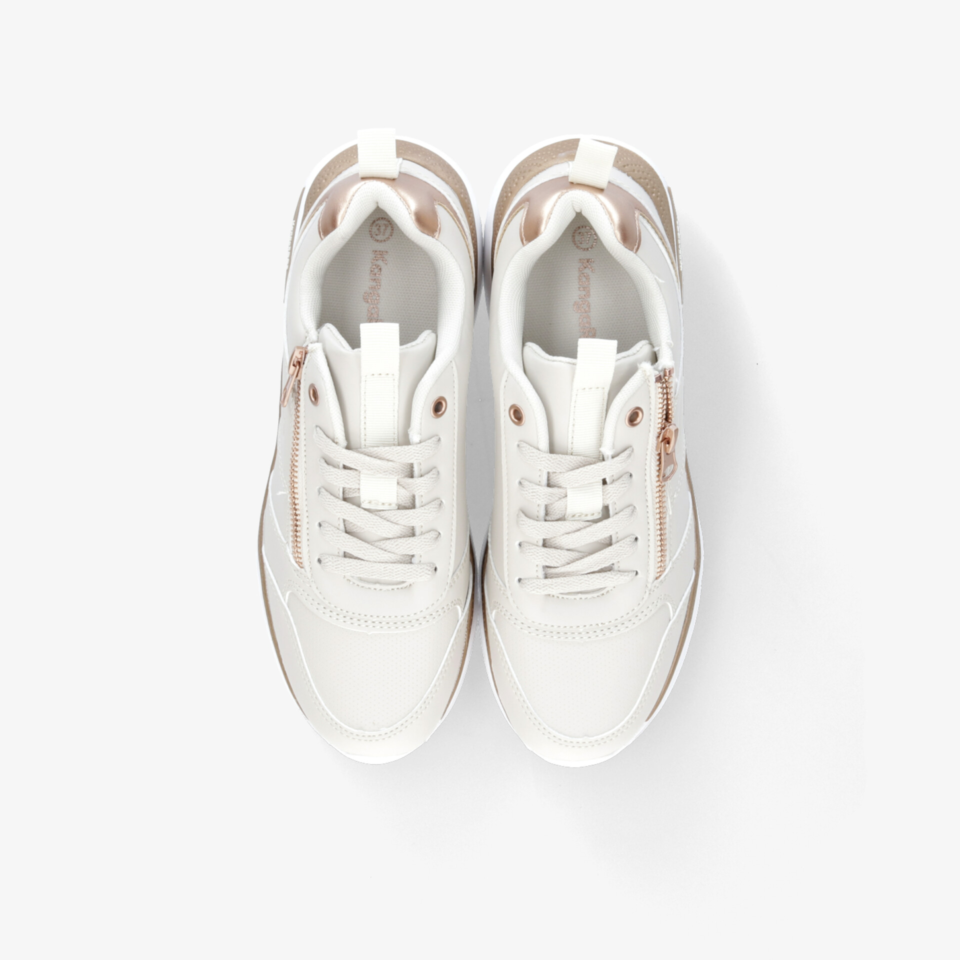 Weißes Sneaker-Paar in Draufsicht, bequem und leicht mit modernem sportlichen Design