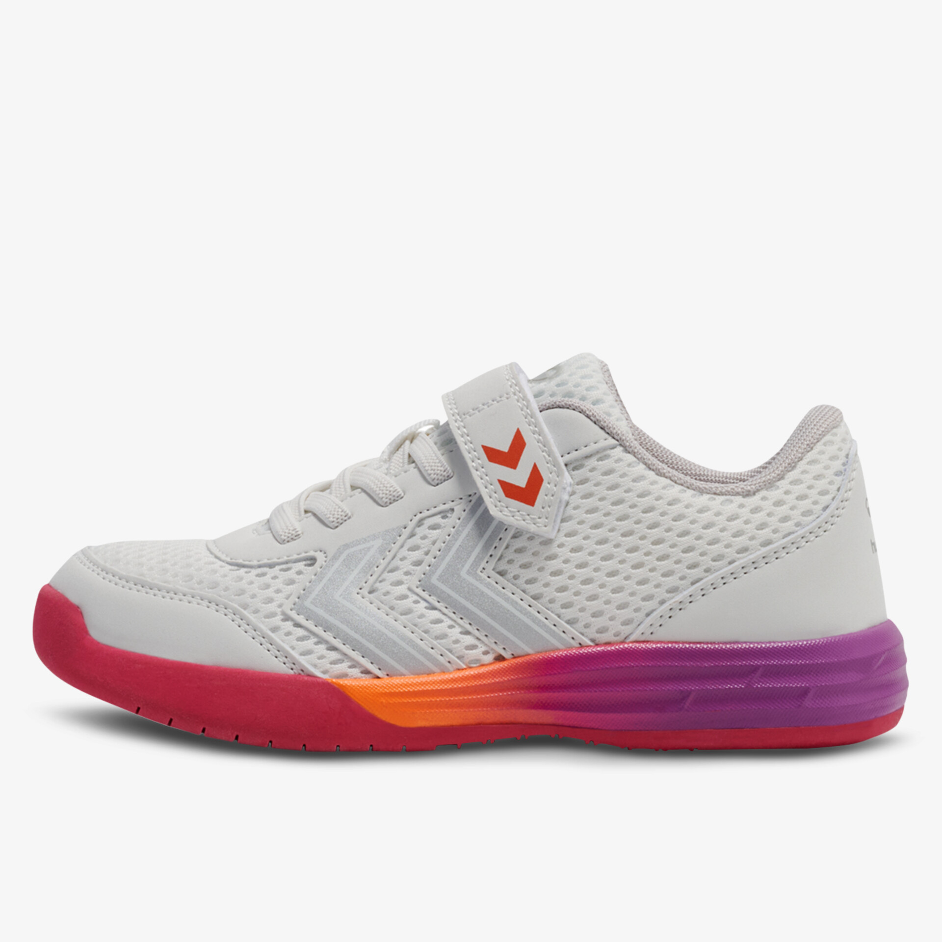 leichter sportlicher Turnschuh mit atmungsaktivem Obermaterial und rutschfester farbiger Sohle seitliche Ansicht