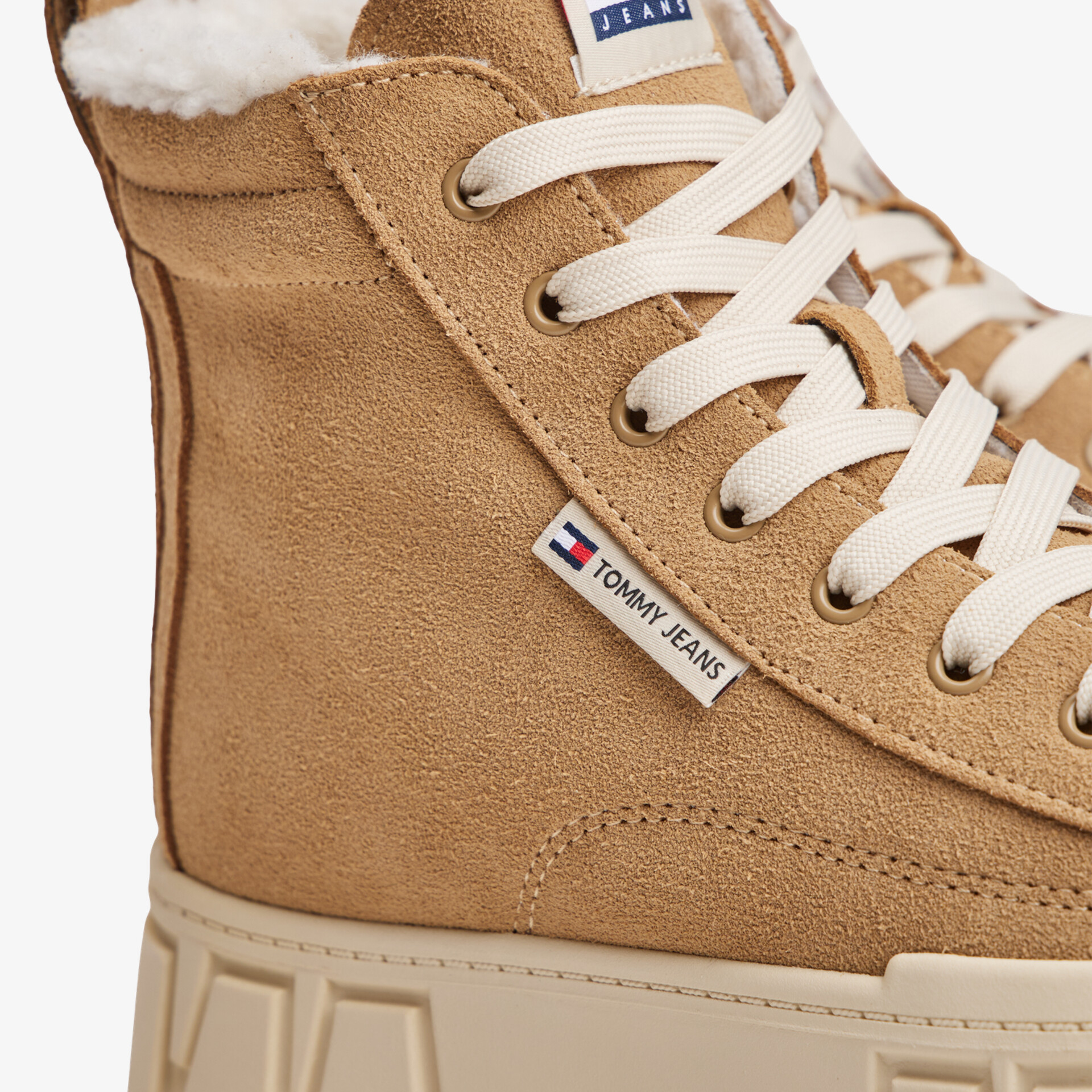 Detailaufnahme einer hochwertigen Wildleder-Halbschuh mit warmer Innenfütterung und robuster Profilsohle