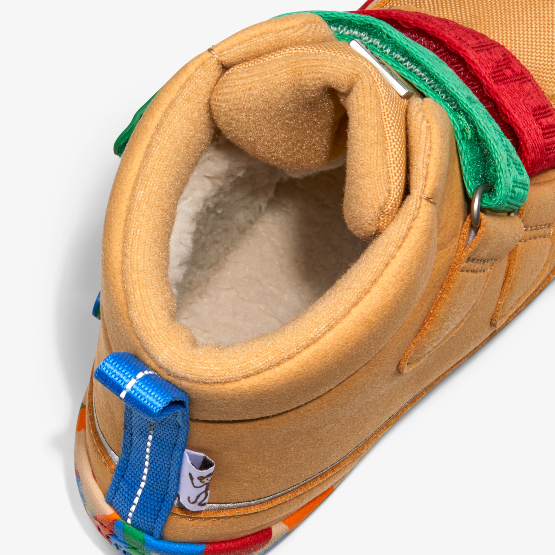 Detailansicht eines warm gefütterten, gepolsterten Schuhinnenteils mit Schnürung und Stoffmaterial