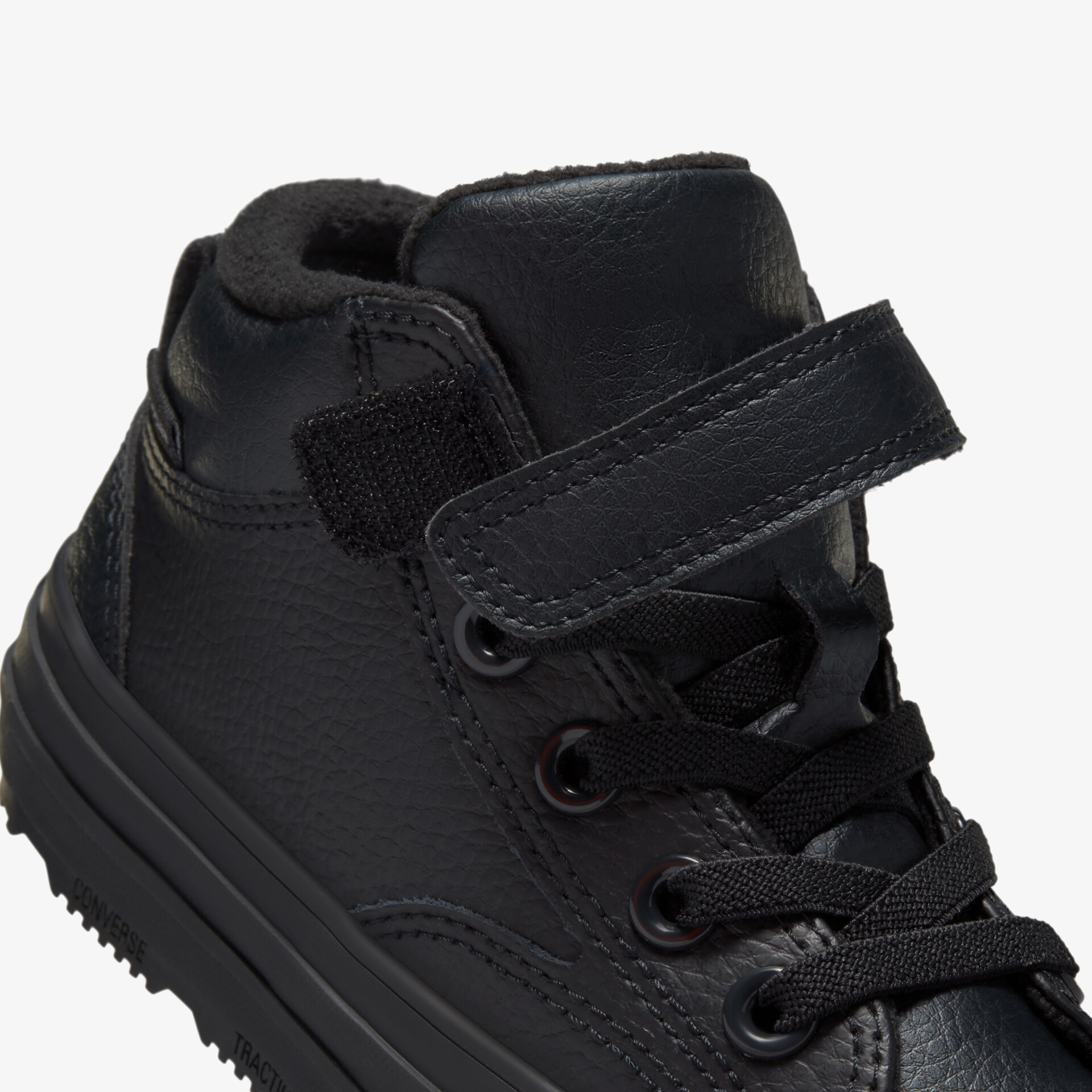 Schwarzer, knöchelhoher Schuh mit Klettverschluss und Schnürung, ideal für Komfort und Stil.