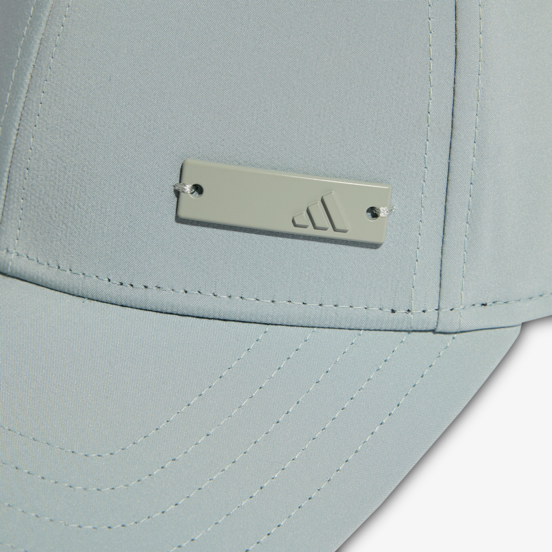 Hellblaue Basecap aus leichtem Baumwollstoff mit Belüftungslöchern und verstellbarem Riemen