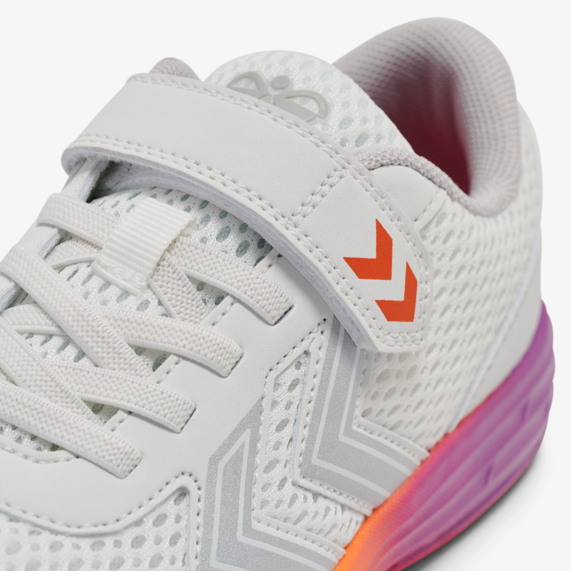 Weißer Sneaker mit atmungsaktivem Mesh, verschließbar durch Klettverschluss, gepolsterter Kragen für hohen Tragekomfort