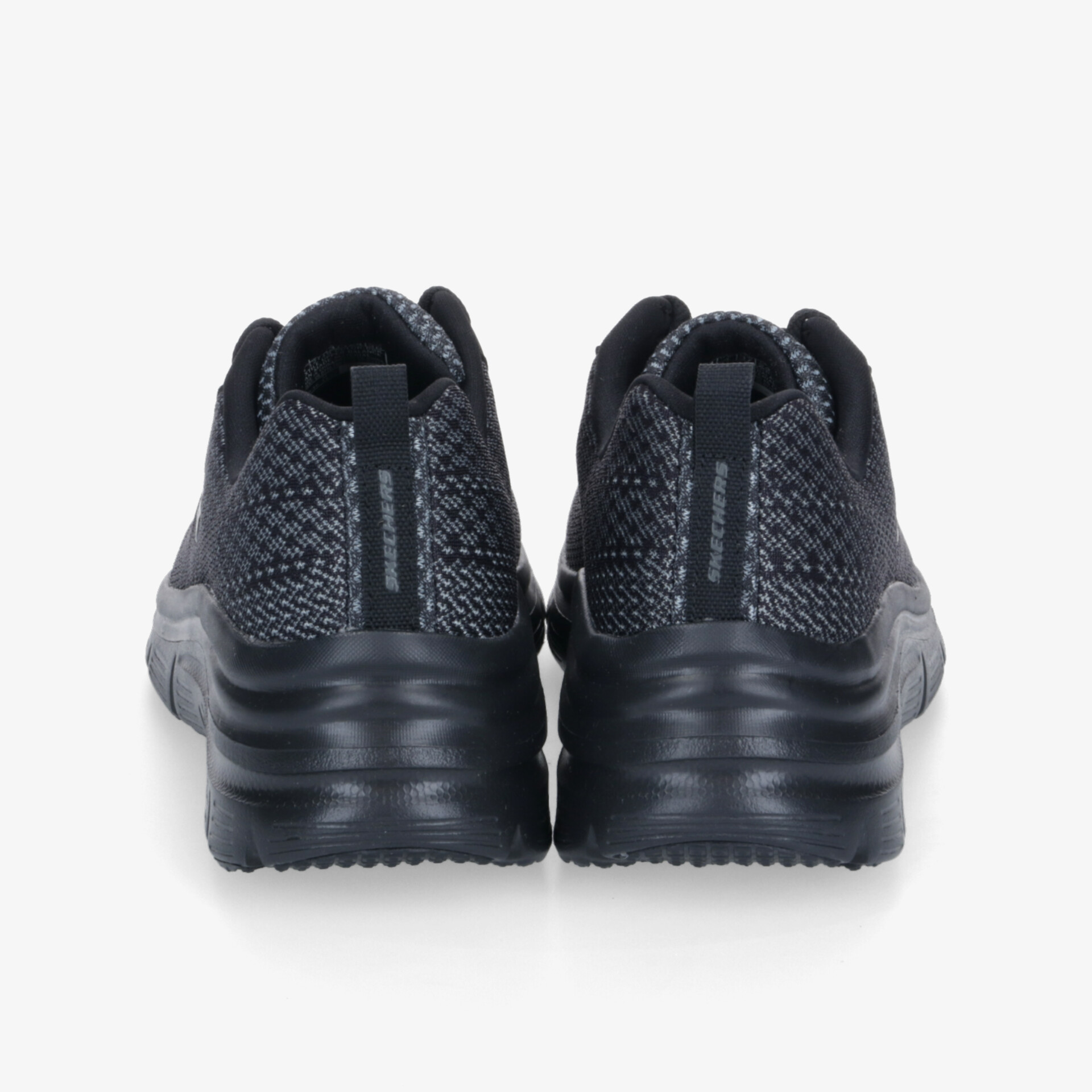 Schwarze Sportschuhe im Paar von hinten, mit robuster Sohle und bequemer Passform, geeignet für sportliche Aktivitäten