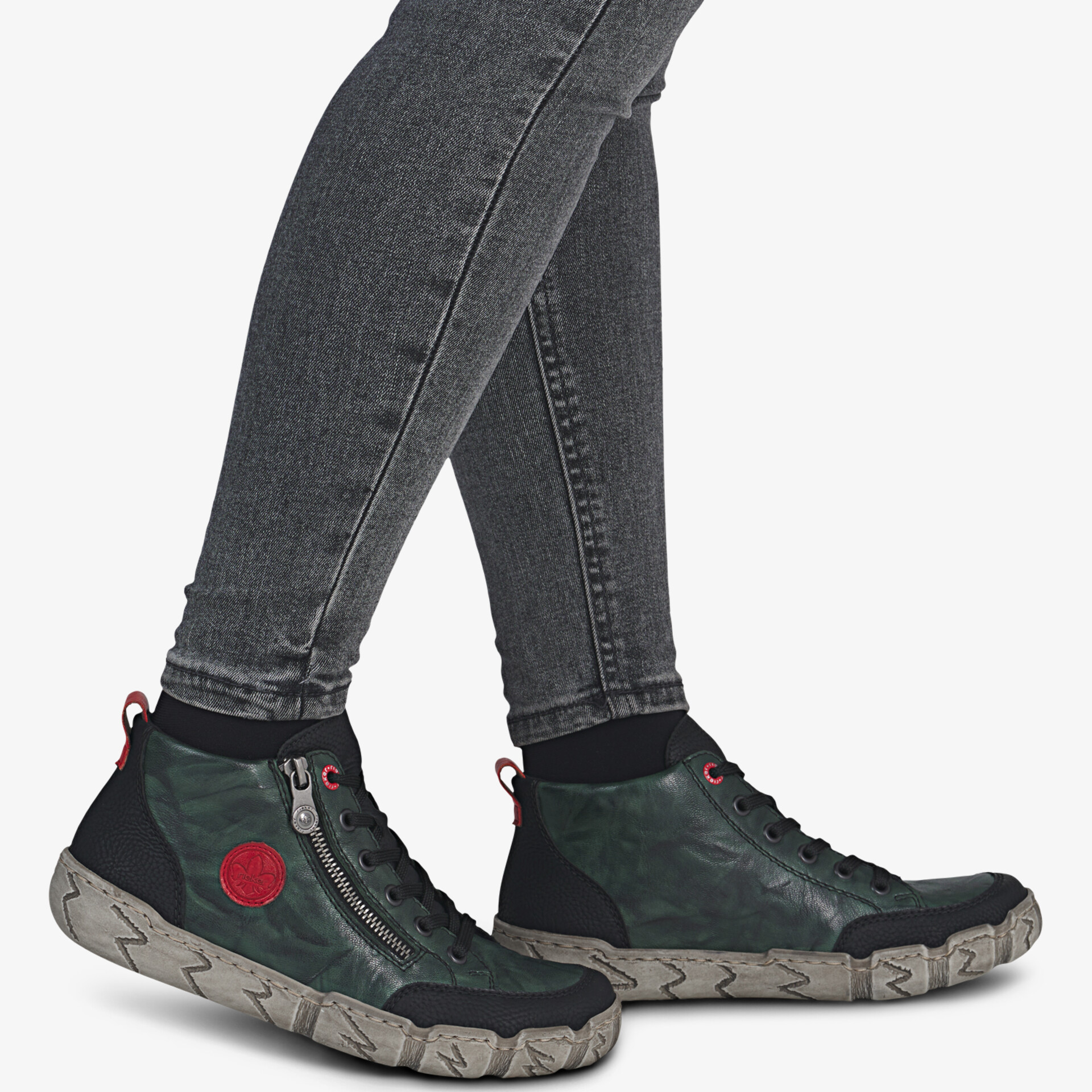 Seitliche Ansicht von bequemen, flexiblen und rutschfesten Sportschuhen im stylischen Design