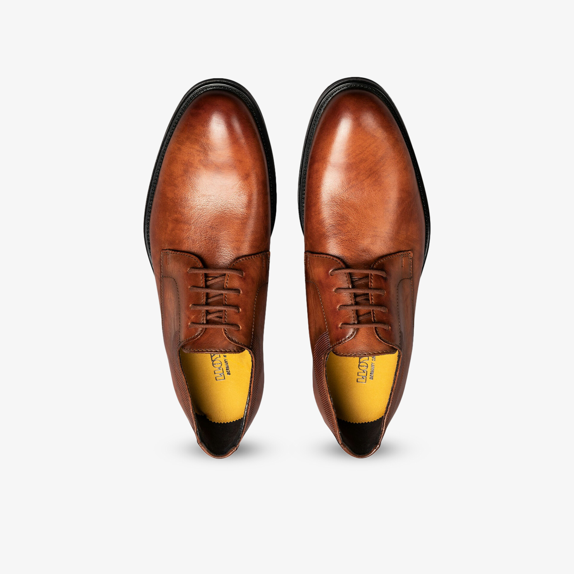 Elegantes Paar brauner Lederschuhe mit feiner Schnürung und hochwertiger Verarbeitung aus der Draufsicht