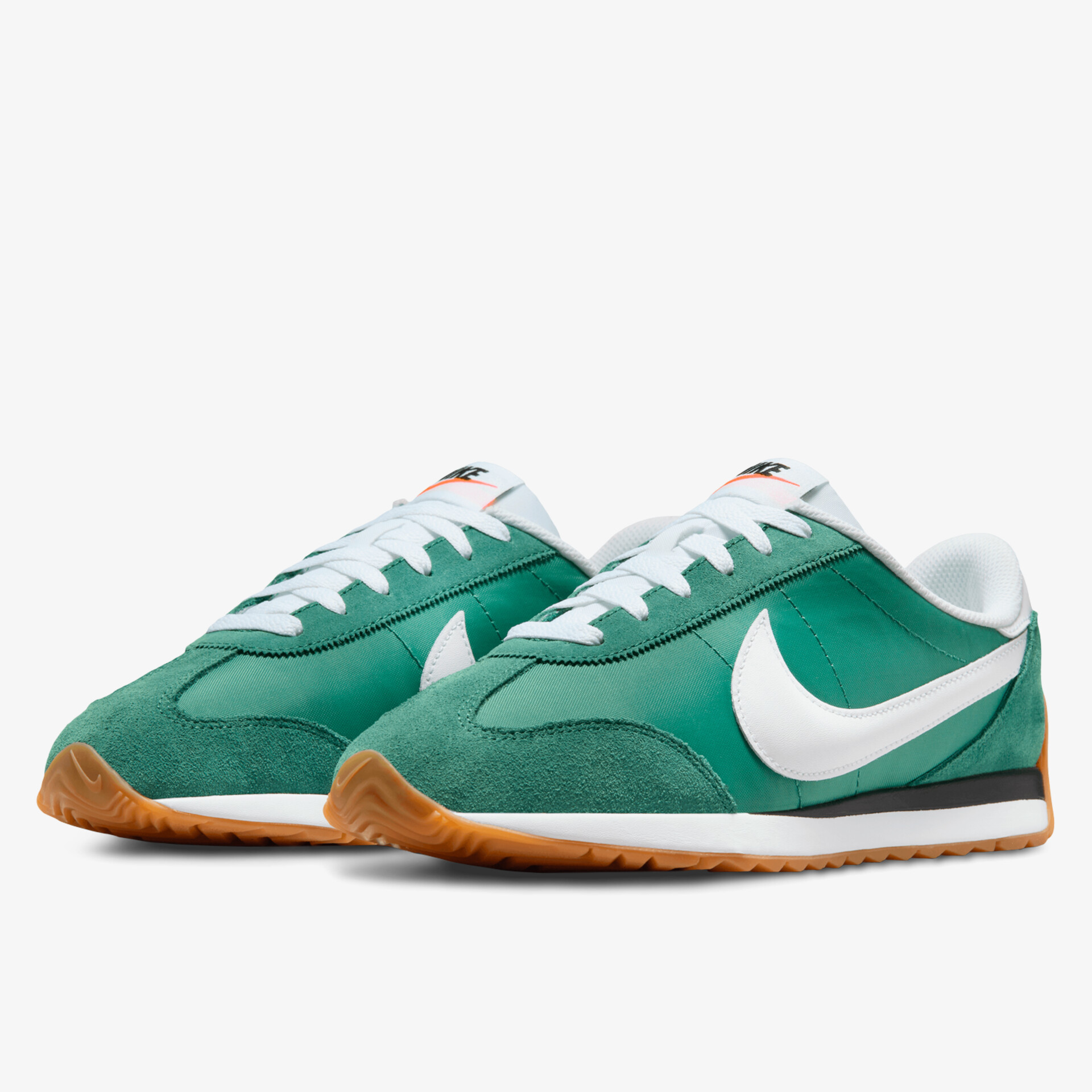 Bequemes sportliches Schuhpaar mit atmungsaktivem Material und rutschfester Sohle in modernem Design