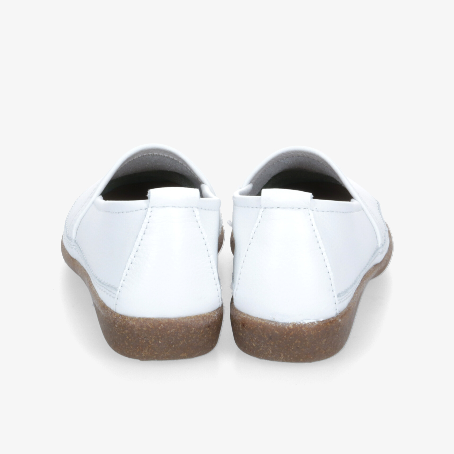Elegante weiße Slipper mit robuster Sohle und zeitlosem Design für vielseitige Anlässe.