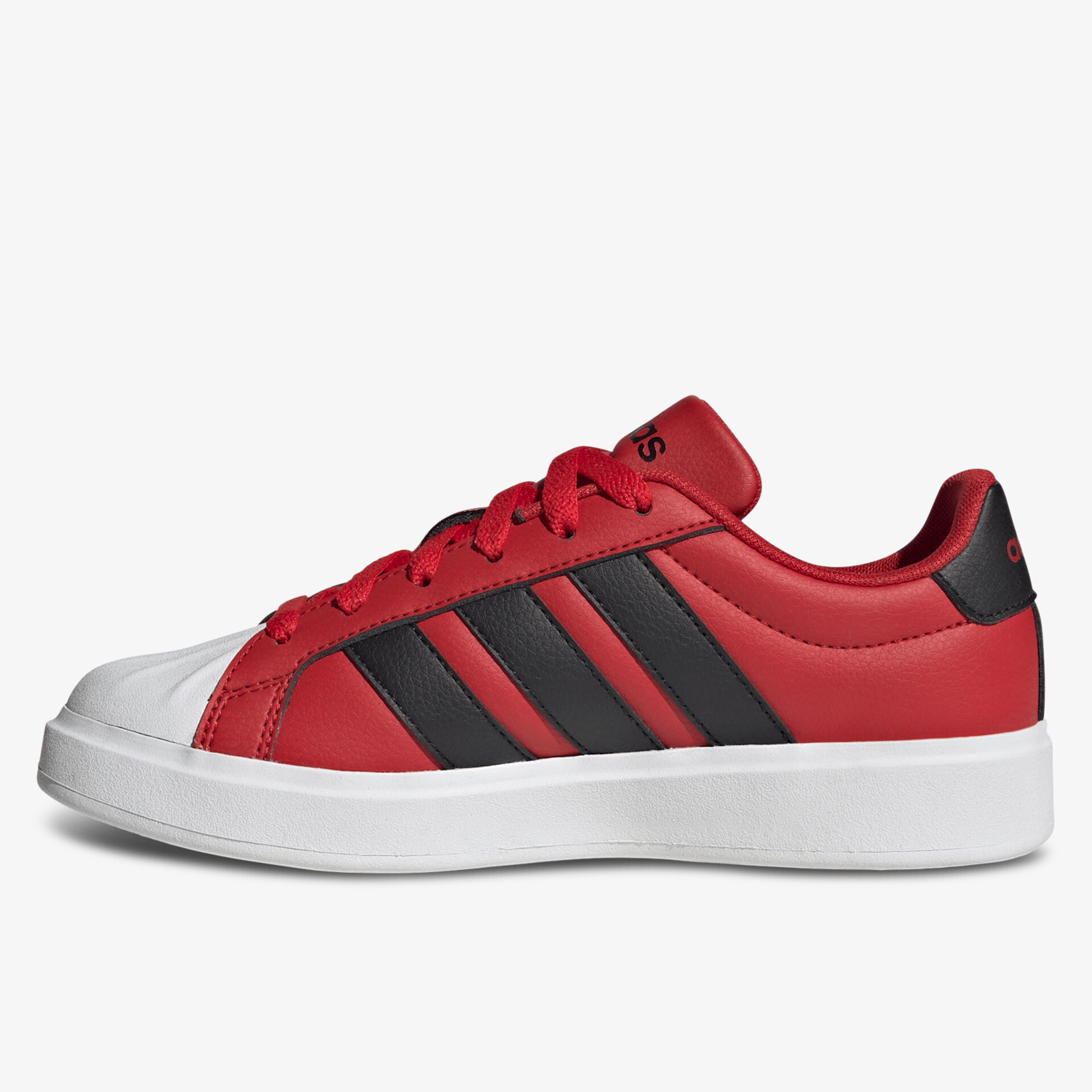 Seitenansicht eines modernen roten Sneakers mit schwarzen Streifen und weißer Sohle