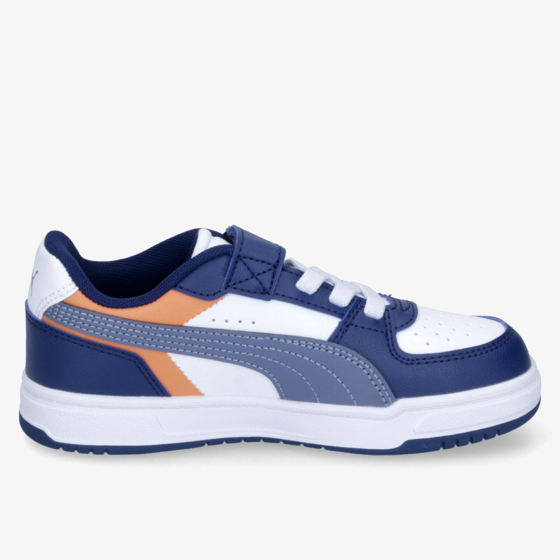 Weiß-blauer Sneaker mit orangen Akzenten, ideal für sportliche Aktivitäten und Freizeit.