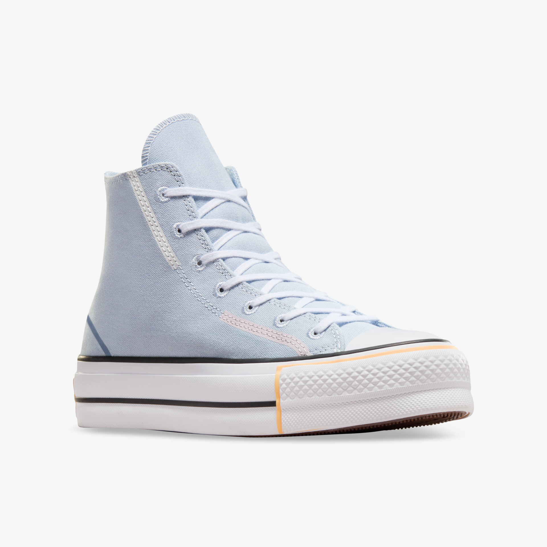 Moderner hoher Canvas Sneaker in heller Farbe mit klassischer weißer Profilsohle und Schnürung, schräg vorne fotografiert