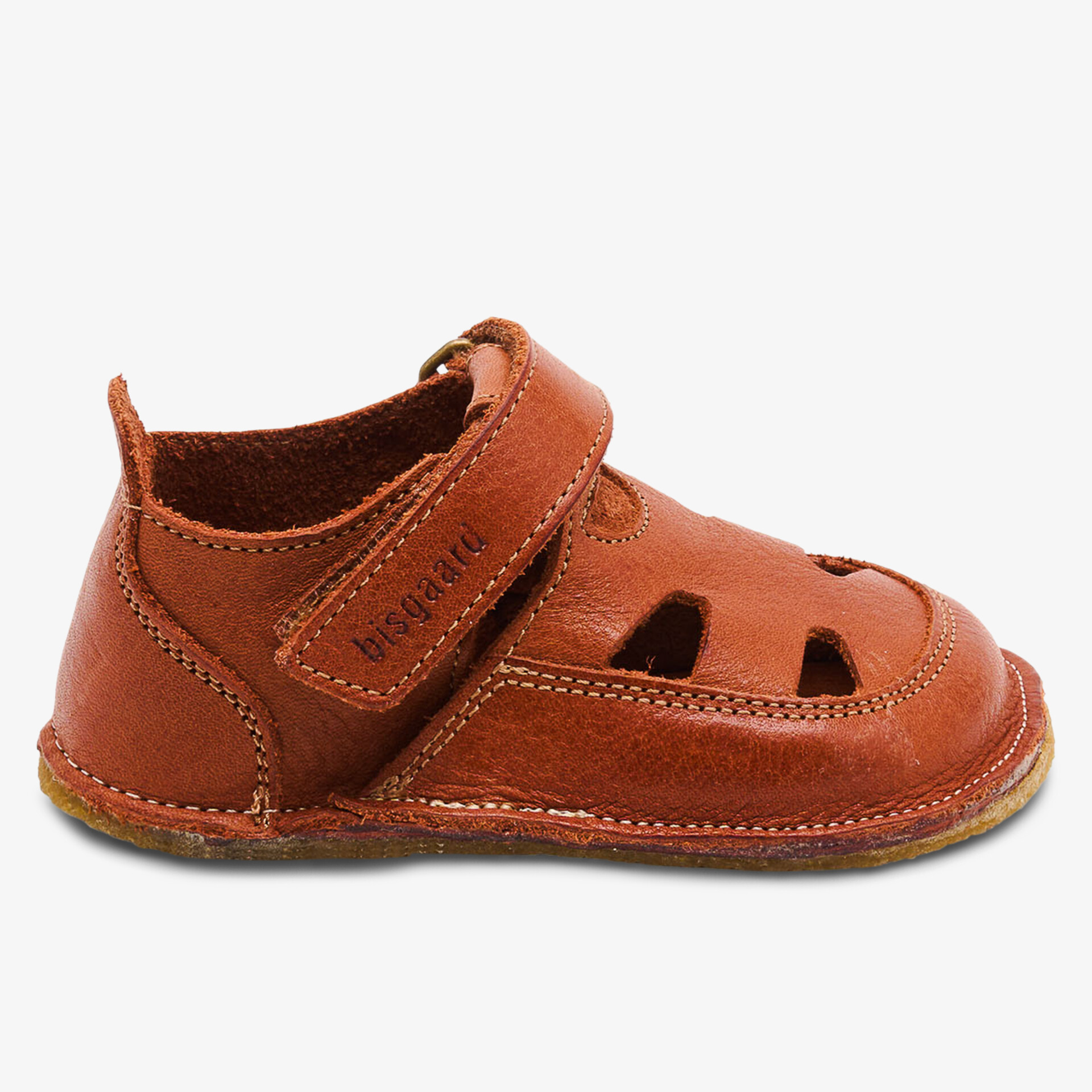 Leder-Sandalen mit verstellbarem Verschluss und atmungsaktivem Design für bequemen Halt.