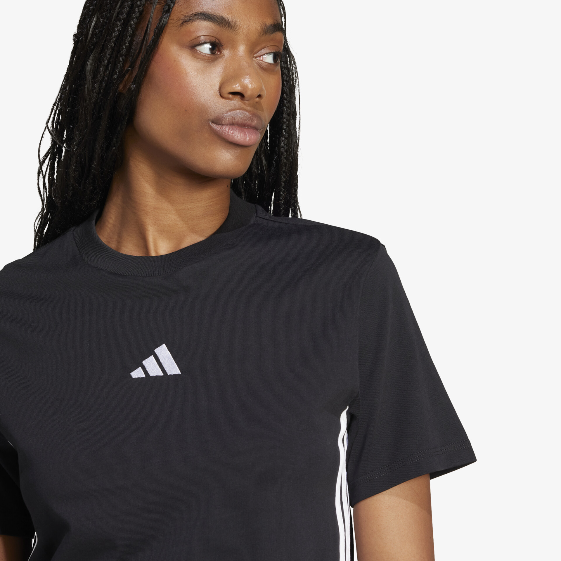 Schwarzes Adidas T-Shirt mit weißem Logo, kurzärmlig, komfortabel und sportlich, ideal für aktiven Alltag