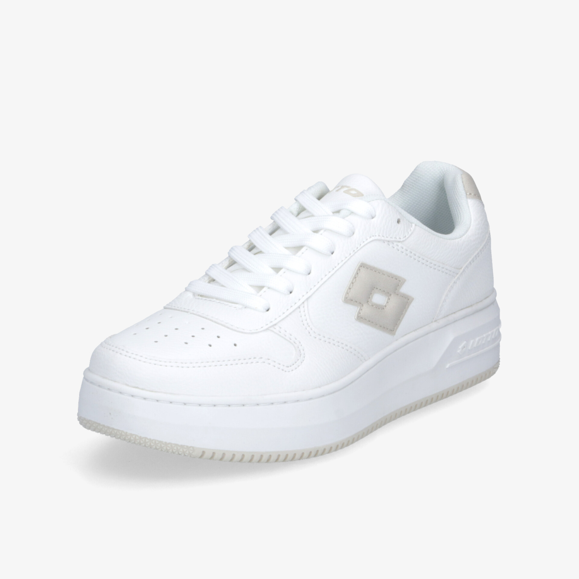 Moderner weißer Sneaker in schräger Vorderansicht, atmungsaktiv und bequem mit rutschfester Sohle für optimalen Halt