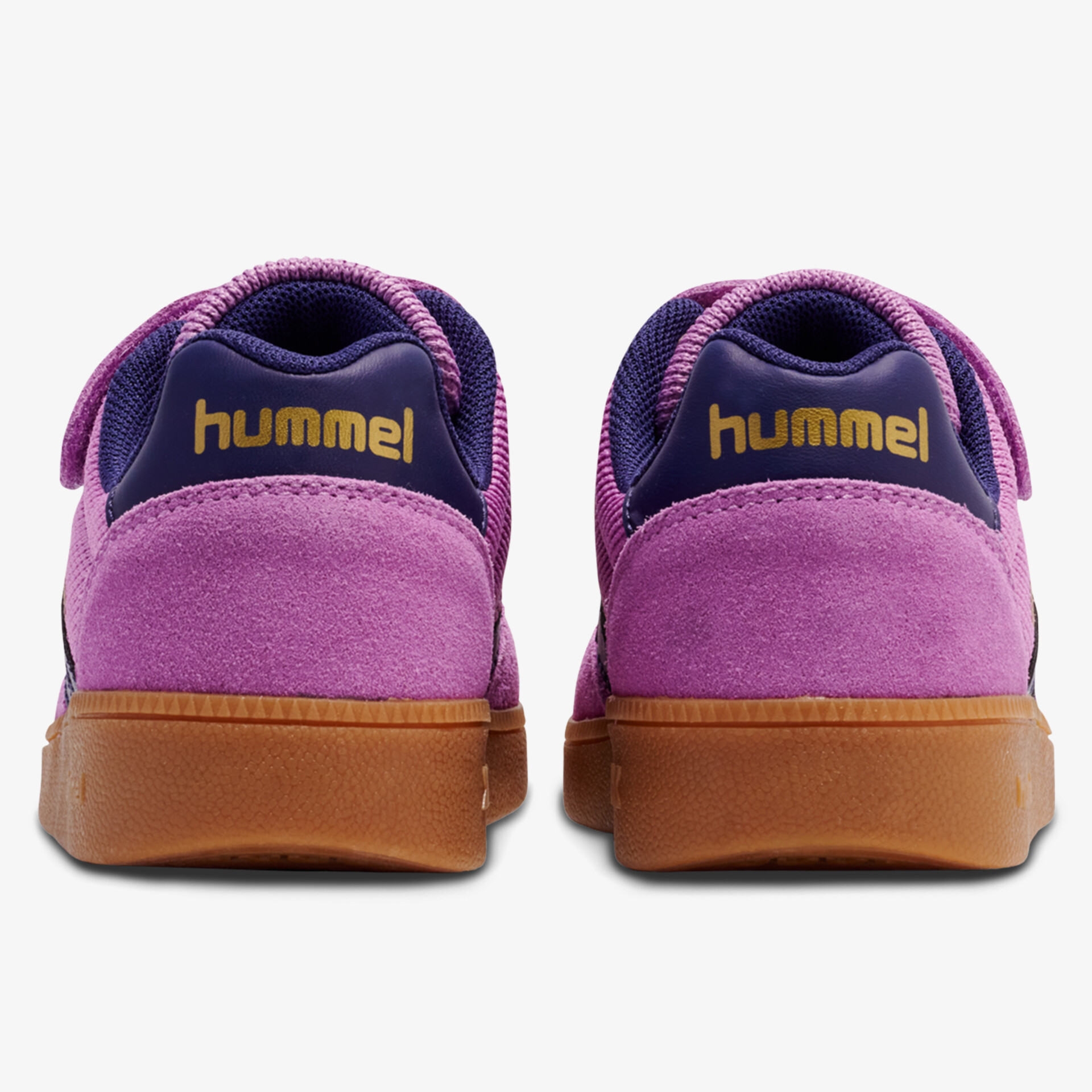 Lila Sneaker mit Gummisohle und Veloursleder in der Rückansicht, sportlich und bequem für den Alltag