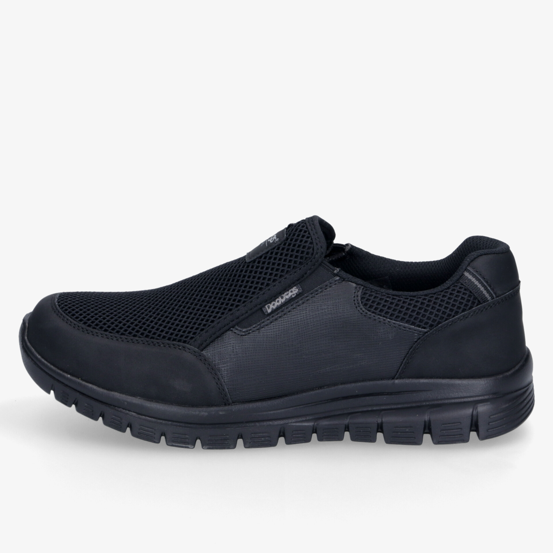 Schwarzer Slipper mit rutschfester Sohle und flexiblem, atmungsaktivem Material in seitlicher Ansicht