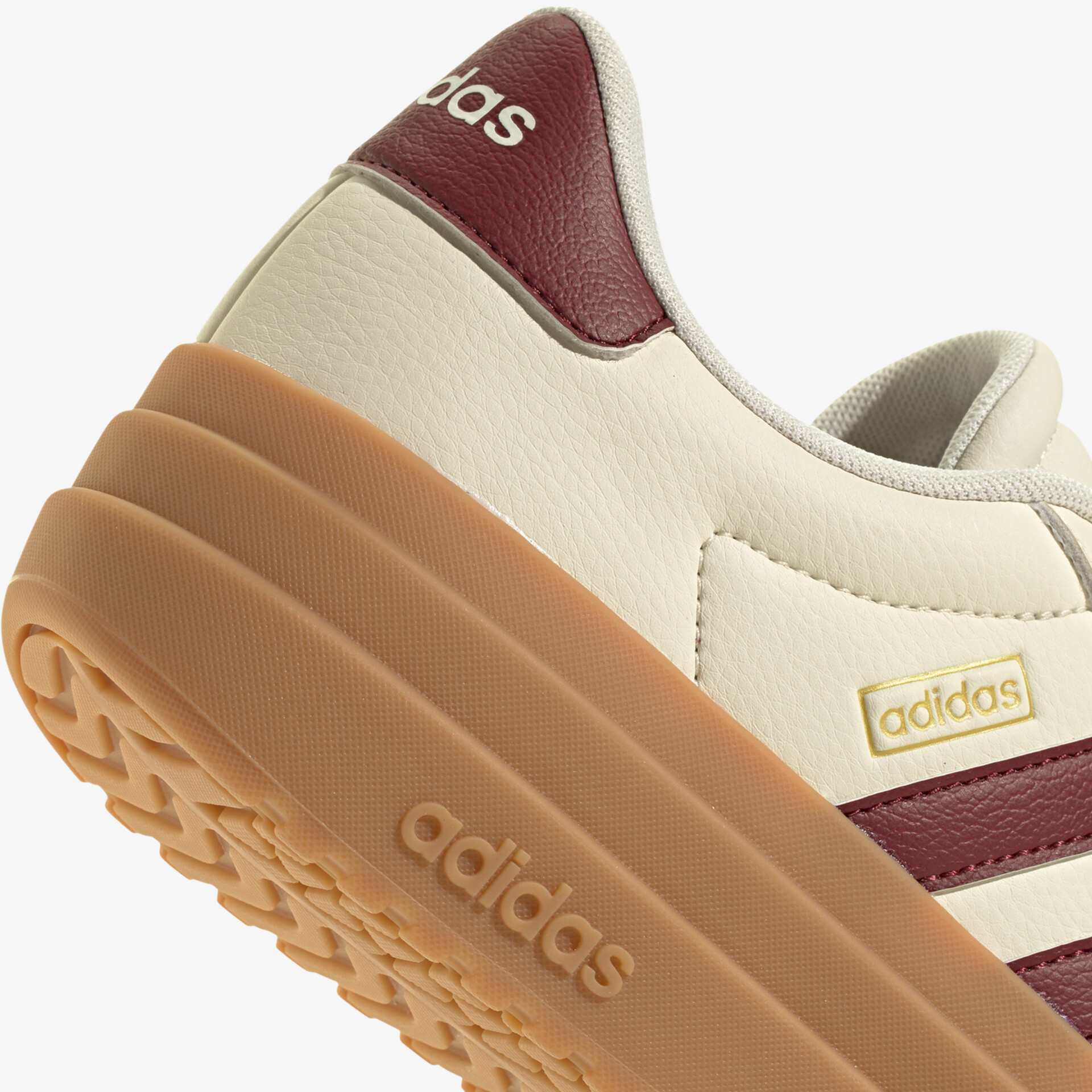 Robuster Schuh mit markantem adidas Logo, gepolstertem Fersenbereich und profilierter Gummisohle für guten Halt