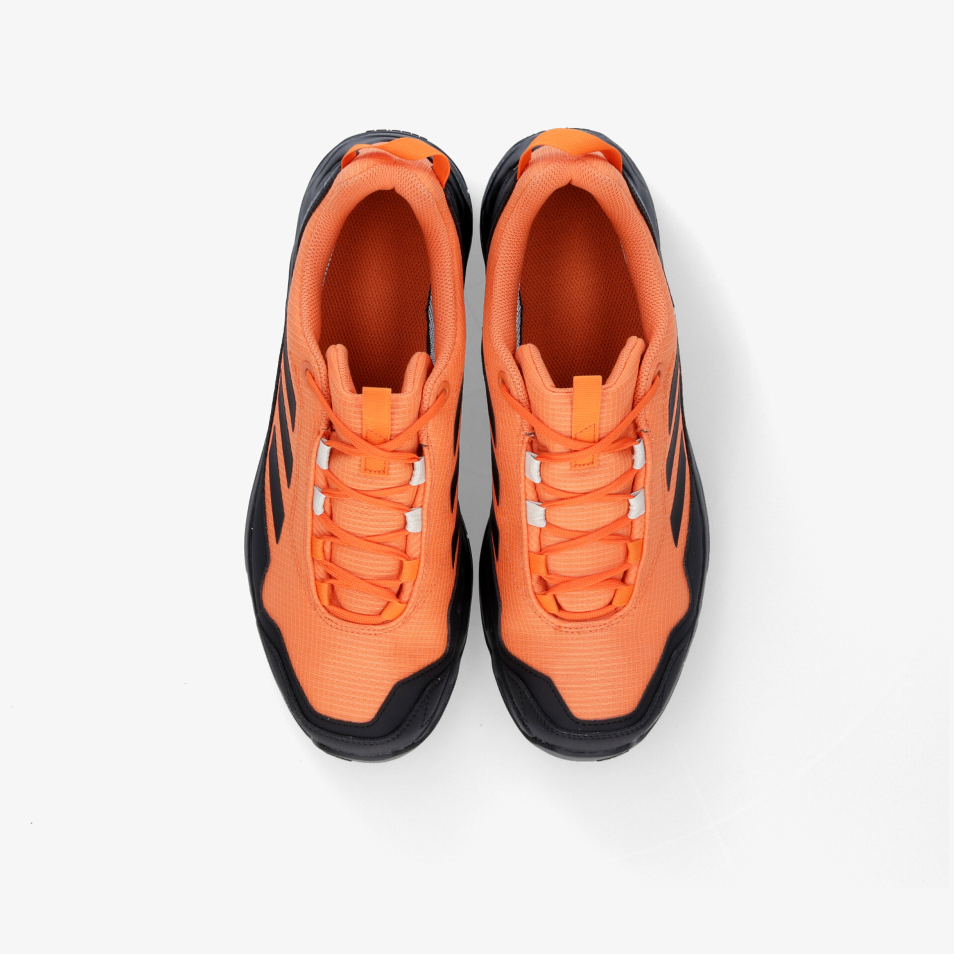 Orangefarbene Sneakers mit bequemem Schnitt und rutschfester Sohle. Hervorragend für sportliche Aktivitäten.