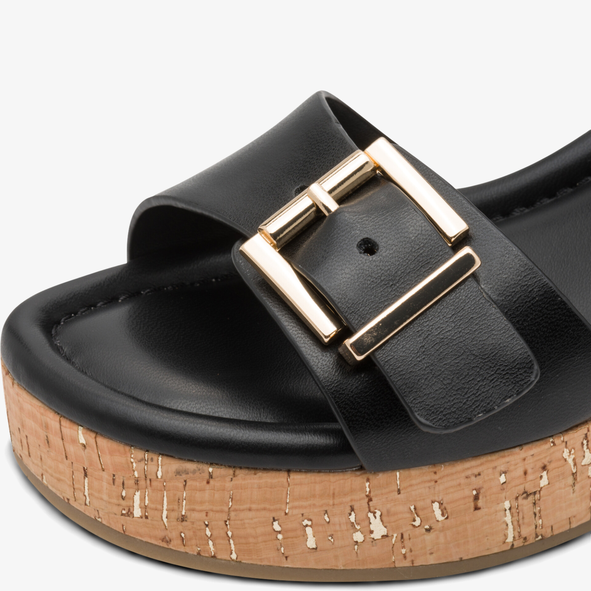 Schwarze Sandale mit Kork-Plateau und verstellbarer goldfarbener Metallschnalle, bequem und modisch