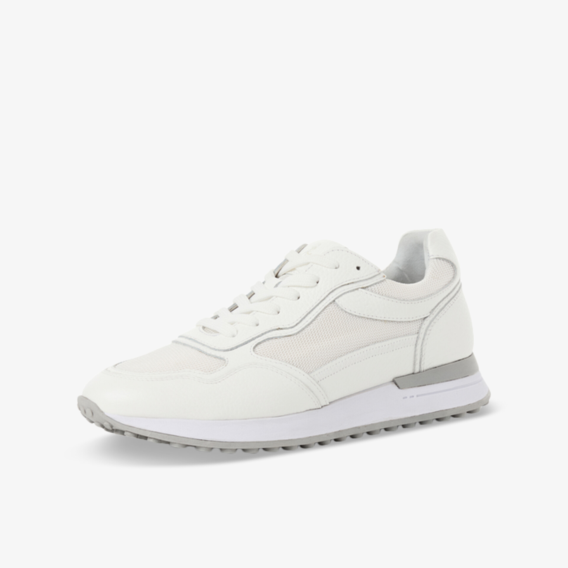 Moderner weißer Sneaker in schräger Vorderansicht mit komfortablem und leichtem Design