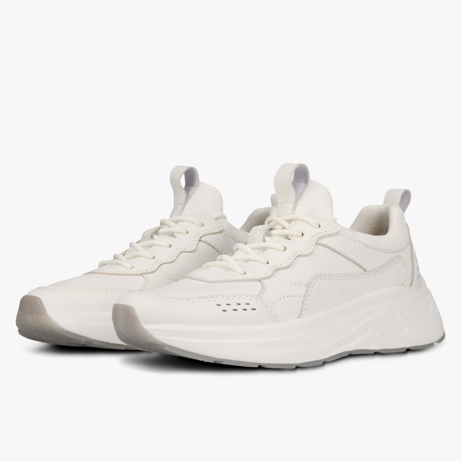 Bequeme weiße Sneaker mit sportlichem Design und rutschfester Sohle.